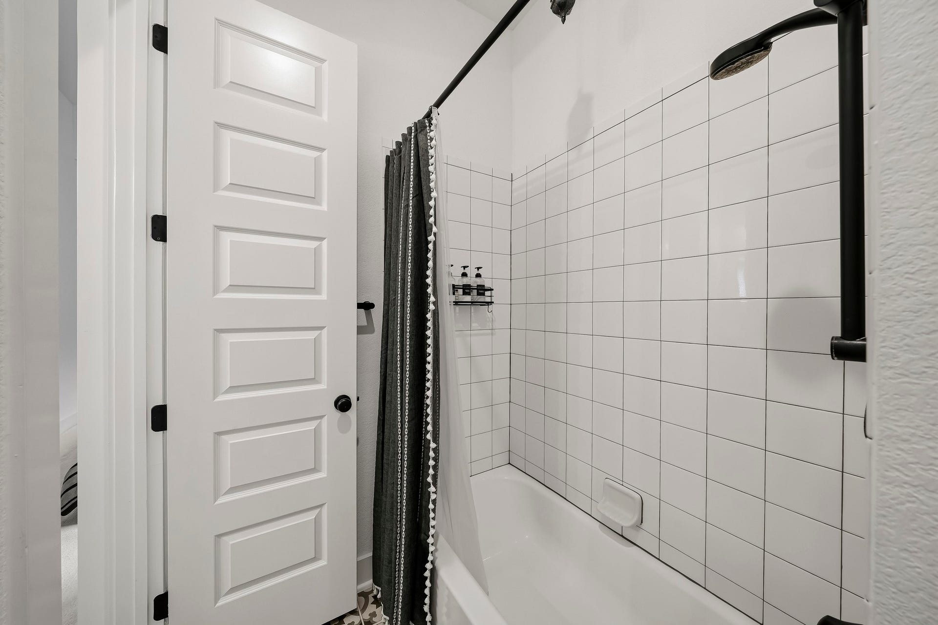 2514 Heritage Park Drive, Missouri City, TX 77459 This shared bath featues a tub/shower comination and is finished with beautiful designer tile flooring.