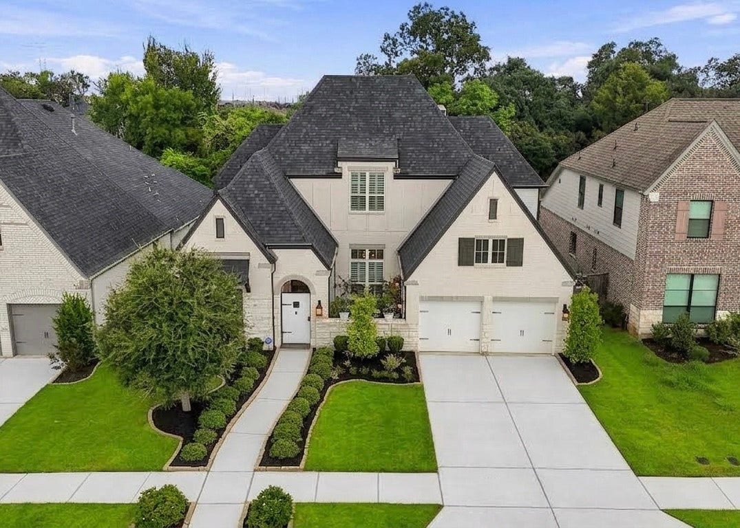 2514 Heritage Park Drive, Missouri City, TX 77459 Ideally situated in the sought-after Heritage Park section of Sienna, this amazing home places you at the heart of one of Houstons premier master-planned communities. Enjoy exceptional resort-style living w/pools, parks, scenic trails, tennis & pickleball courts and a championship golf course. Siennas vibrant atmosphere, makes it easy to enjoy an active, connected lifestyle close to home. The beautifully professional landscaped front yard includes stone-bordered flower beds which flank the front walkway.