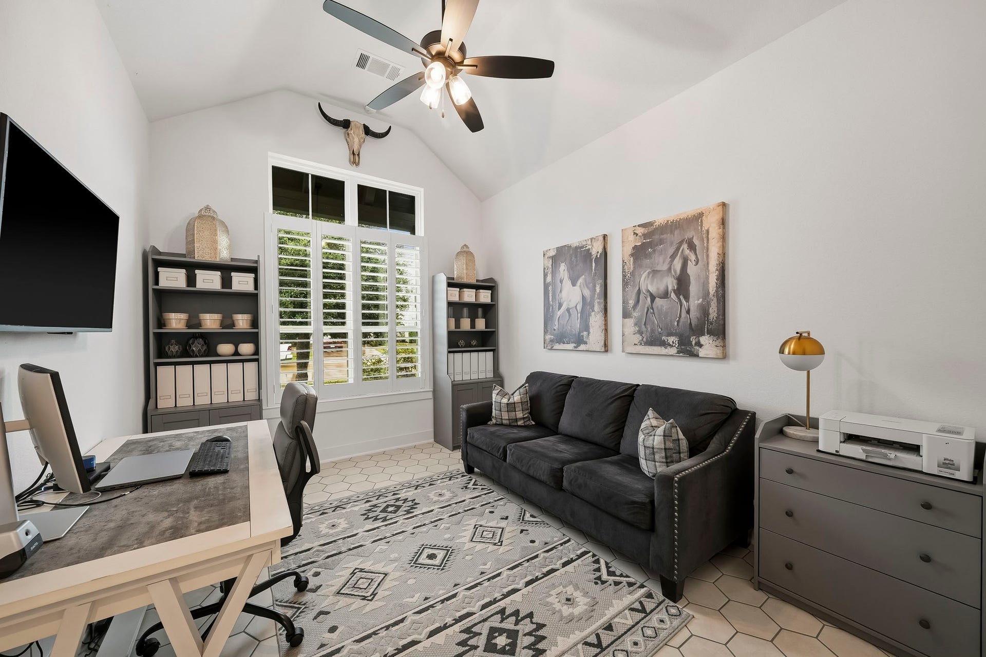 2514 Heritage Park Drive, Missouri City, TX 77459 Plantation shutters, a ceiling fan with integrated light, and a generous walk-in closet add both style and functionality to this versatile Next-Gen Casita.