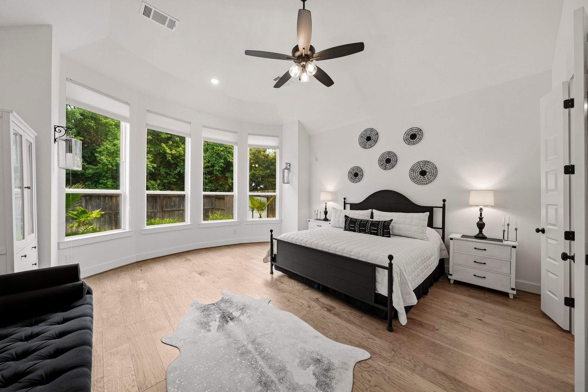 2514 Heritage Park Drive, Missouri City, TX 77459 The primary suite is beautifully appointed with hardwood floors and an elegant tray ceiling, adding architectural depth and an elevated sense of craftsmanship to this sophisticated retreat.