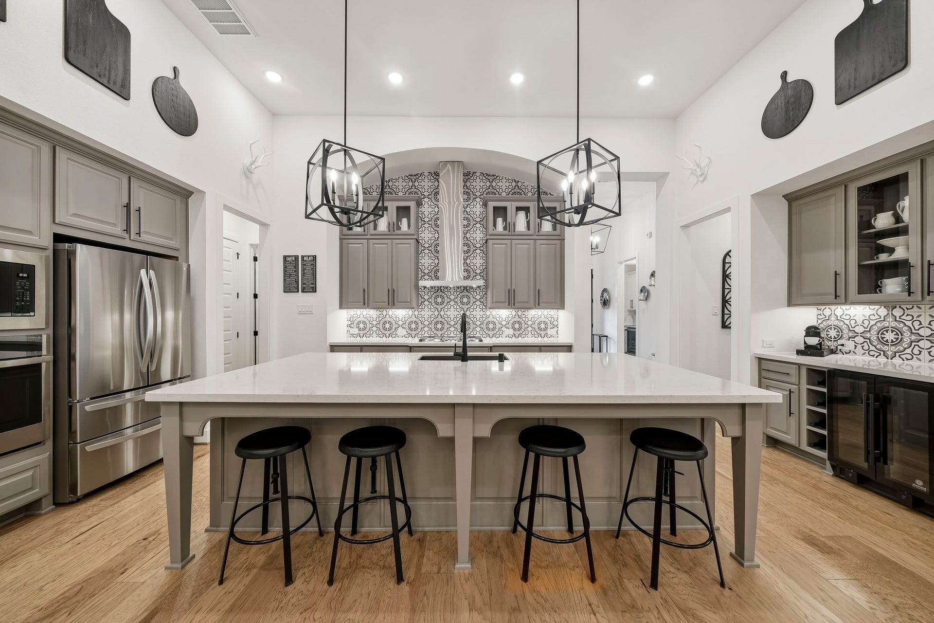 2514 Heritage Park Drive, Missouri City, TX 77459 Rich hardwood floors carry into the island kitchen, where a striking 10-foot Quartz island with breakfast bar seating creates a generous gathering space for both meal preparation, casual dining and entertaining.