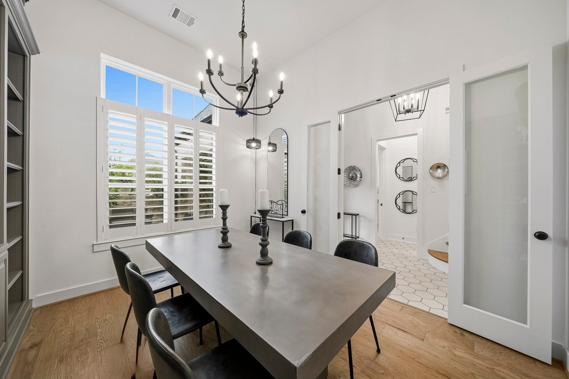 2514 Heritage Park Drive, Missouri City, TX 77459 Tall ceilings and a decorative chandelier elevate this light-filled flex space, creating an elegant setting ideal for formal dining, a private study or sophisticated sitting area.