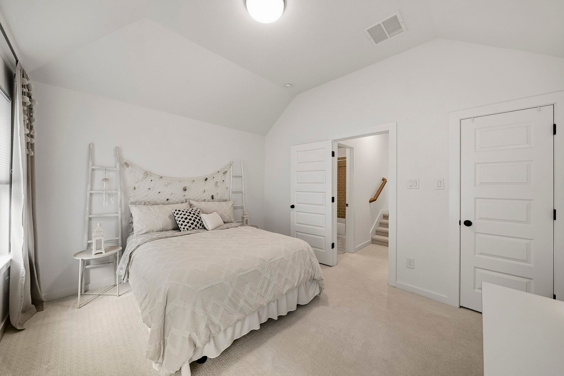 2514 Heritage Park Drive, Missouri City, TX 77459 The fifth bedroom upstairs offers plush carpet, a tray ceiling, abundant natural light from windows with blinds, a decorative light fixture, and a spacious walk-in closet.