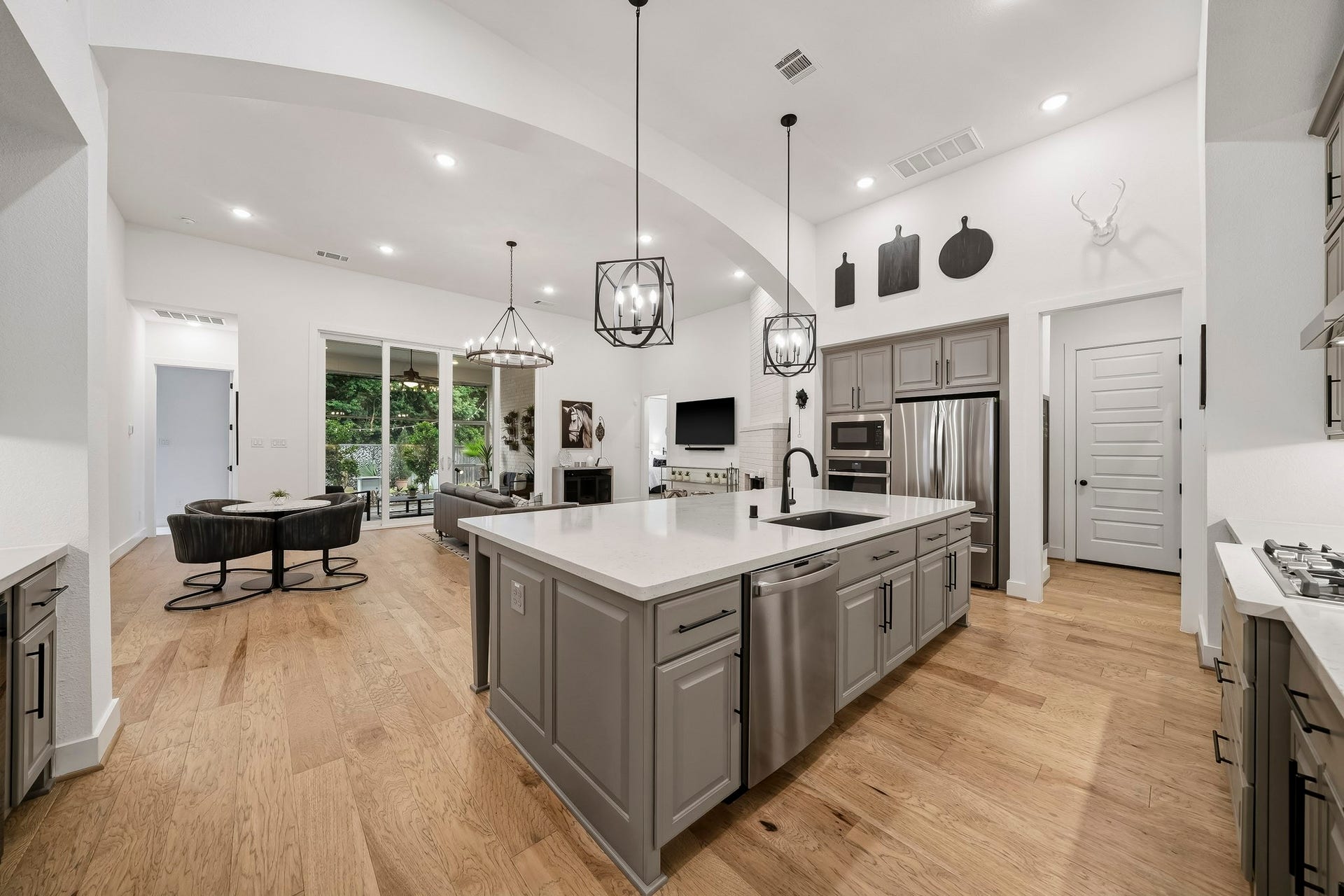 2514 Heritage Park Drive, Missouri City, TX 77459 Designed to be the heart of the home, this exceptional kitchen sets the stage for holiday celebrations, relaxed morning coffee and memorable dinners shared with family and friends.The natural flow of this open floor plan is fantastic for entertaining!