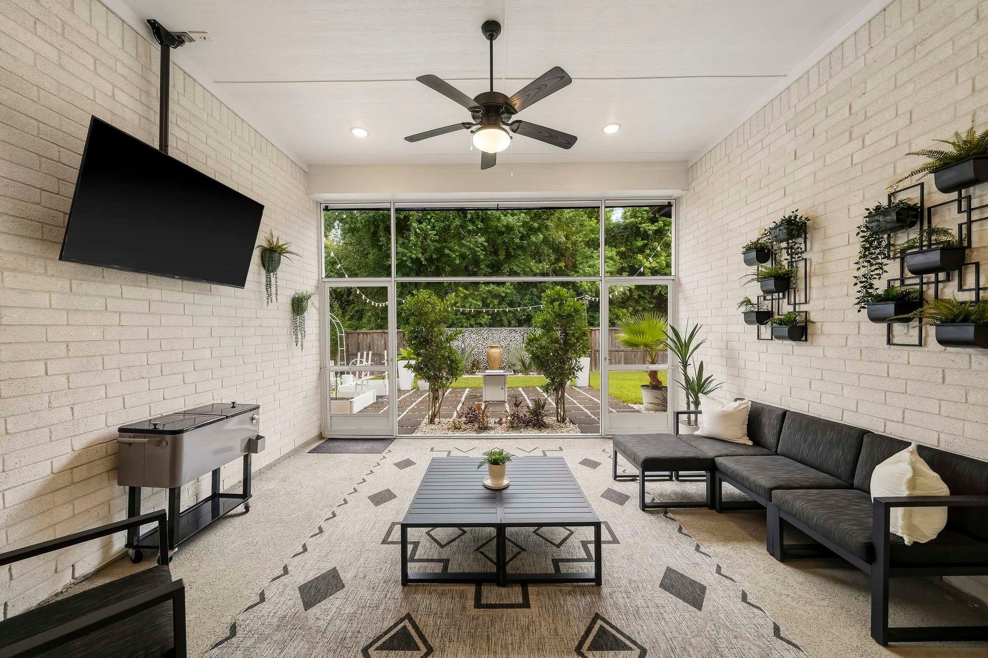 2514 Heritage Park Drive, Missouri City, TX 77459 Just off the living room, the 16'x14' covered back patio includes two screen doors which extends the homes custom living experience outdoors, creating an inviting setting for morning coffee, relaxed evenings or entertaining guests.