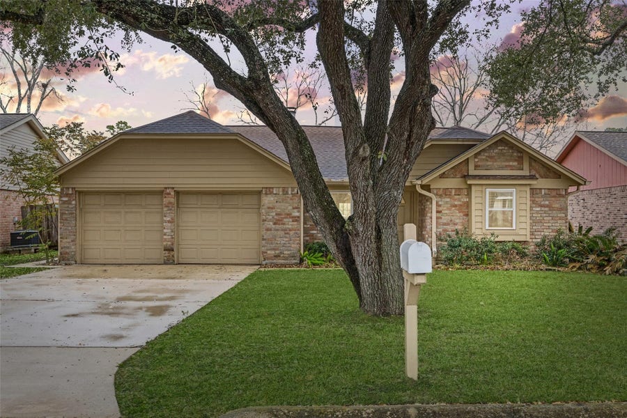 Property photo for 103 Brigadoon Lane, Friendswood, TX