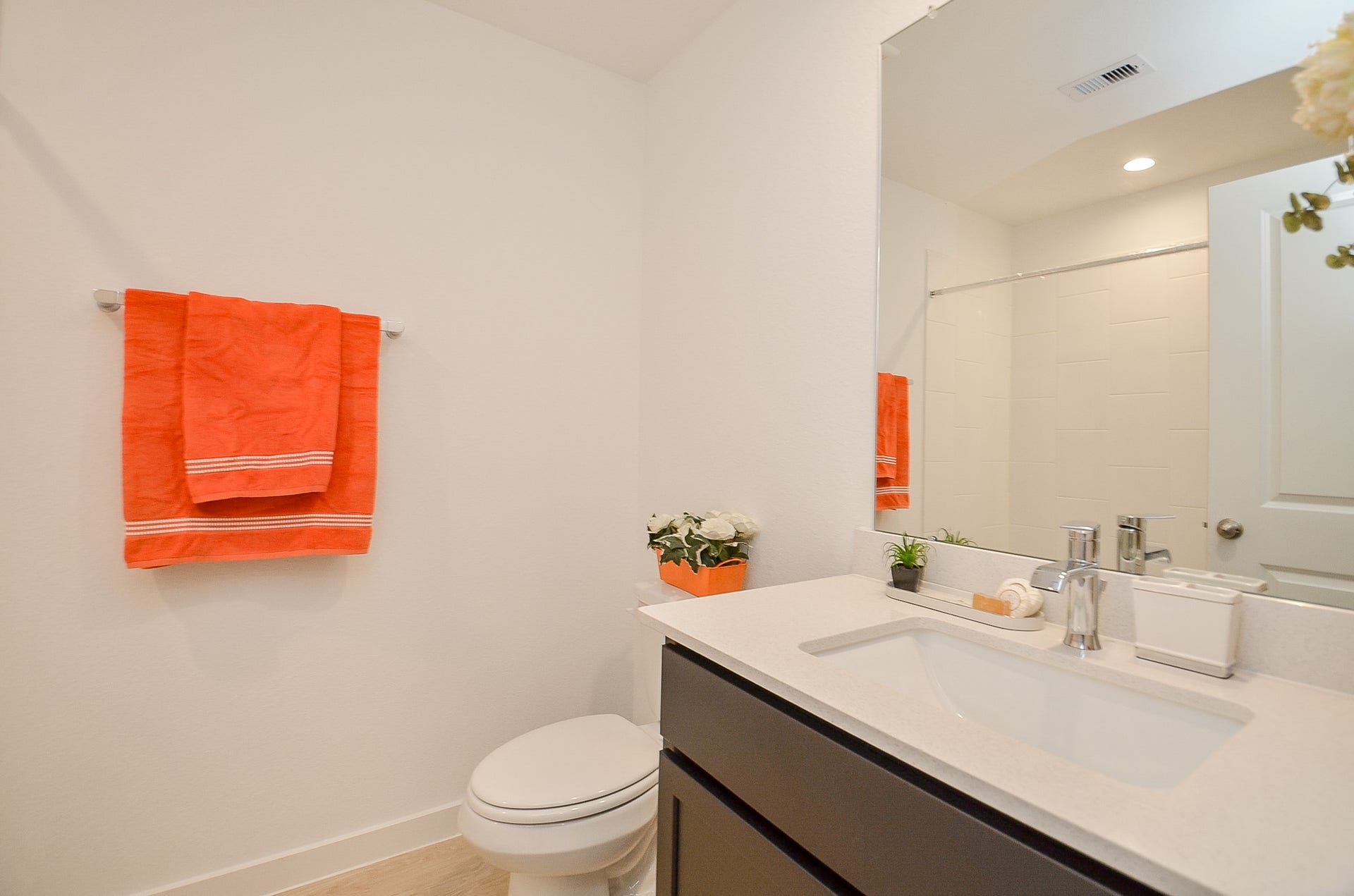 7814 Bel Fiore Drive, Richmond, TX 77406 Bright and inviting bathroom featuring a sleek vanity, modern fixtures and a fresh color palette.