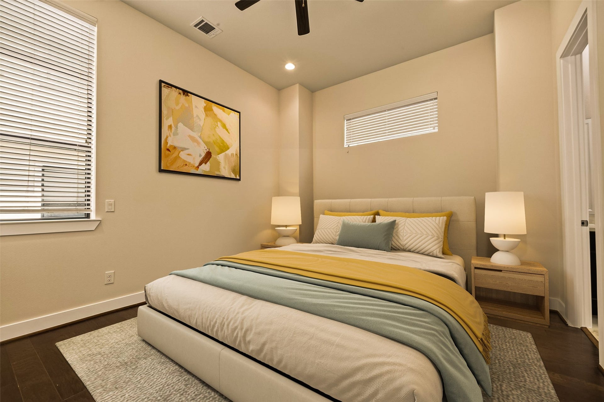 40 N Hutcheson Street, Houston, TX 77003 Spacious bedroom featuring convenient access to an en-suite bathroom.Virtually Staged.