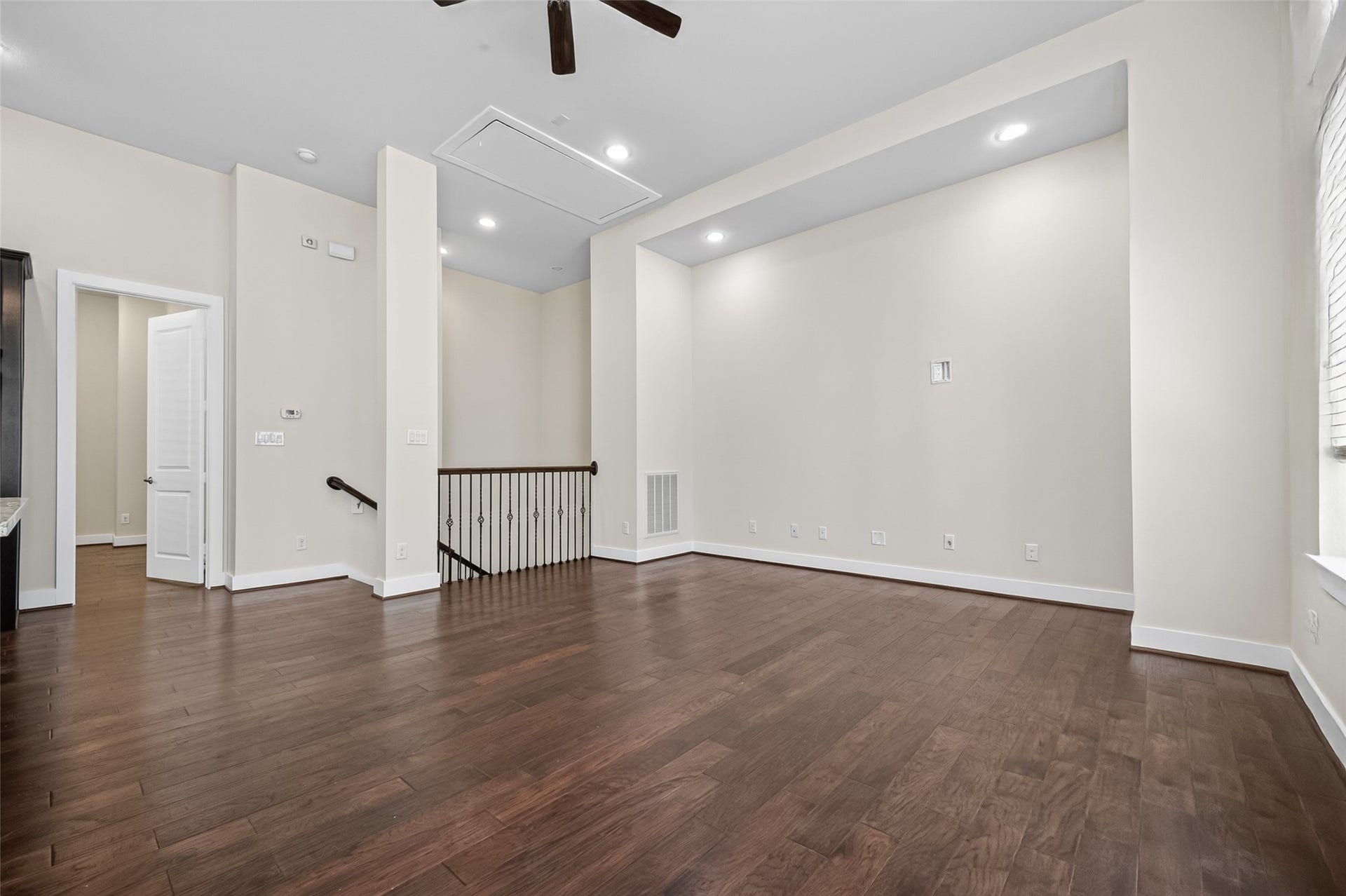 40 N Hutcheson Street, Houston, TX 77003 Spacious living area with elegant hardwood floors, recessed lighting, and plenty of natural light from large windows, perfect for relaxation or entertaining.