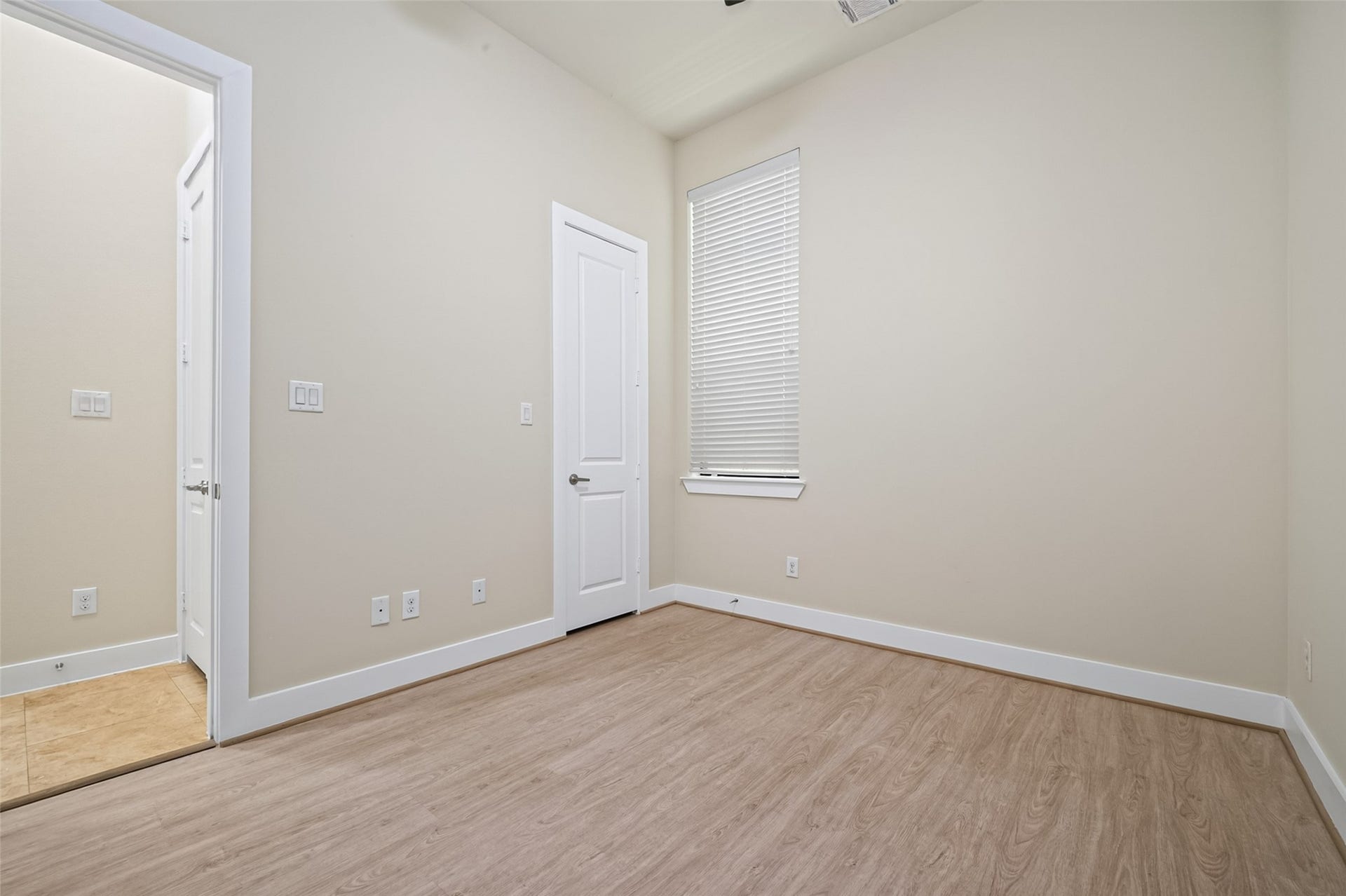 40 N Hutcheson Street, Houston, TX 77003 Bright and inviting room with light wood flooring, neutral walls, and ample natural light from a large window, offering a versatile space for a home office or guest bedroom.