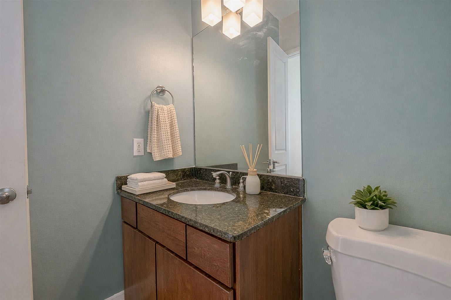 125 E 2nd Street, Houston, TX 77007 Powder bath on the second floor perfect for entertaining.
