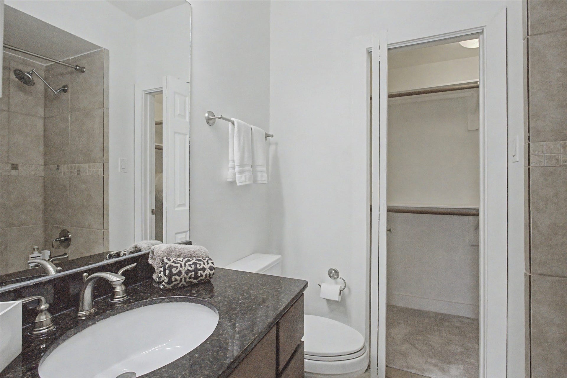 125 E 2nd Street, Houston, TX 77007 Secondary bathroom has a granite counter top and a nice sized closet.