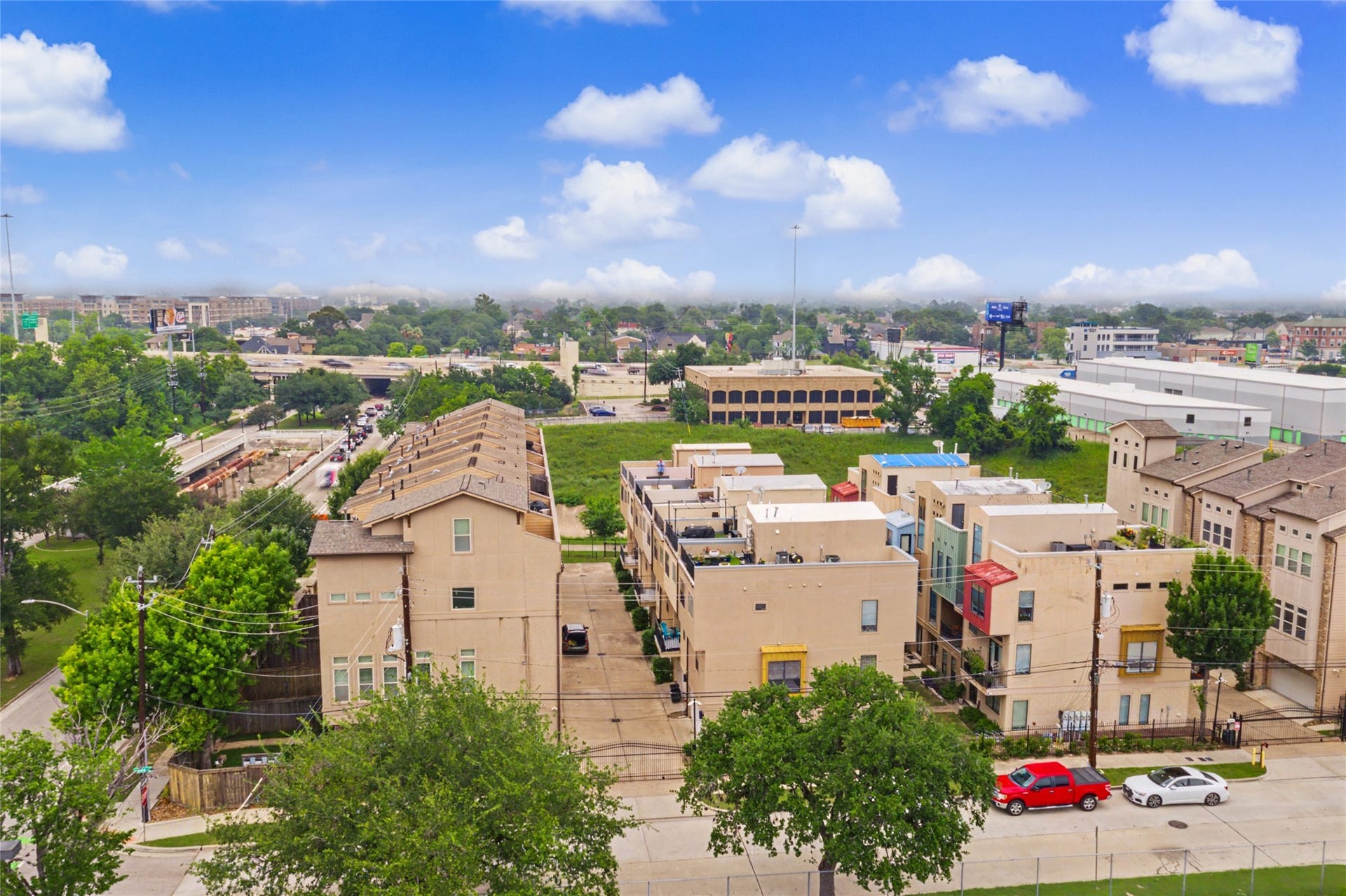 125 E 2nd Street, Houston, TX 77007 Easy access to downtown, I-10, I-45 and 610.