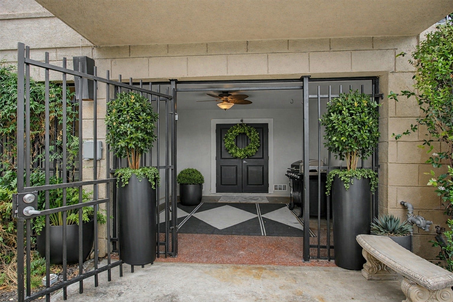 125 E 2nd Street, Houston, TX 77007 Welcome to 125 E. 2nd Street, located in the fun and trending Heights area. This home offers walking distance to great local shopping and dining destinations. Private gated entrance with your 2 car garage attached!
