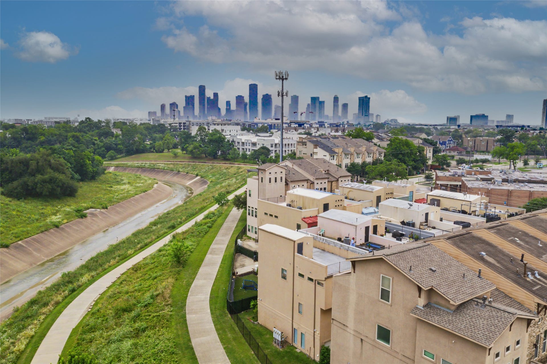 125 E 2nd Street, Houston, TX 77007 Located in the heart of everything. Dining, nightlife, theater & shopping are all nearby in trendy Heights, Washington Corridor and Downtown areas.