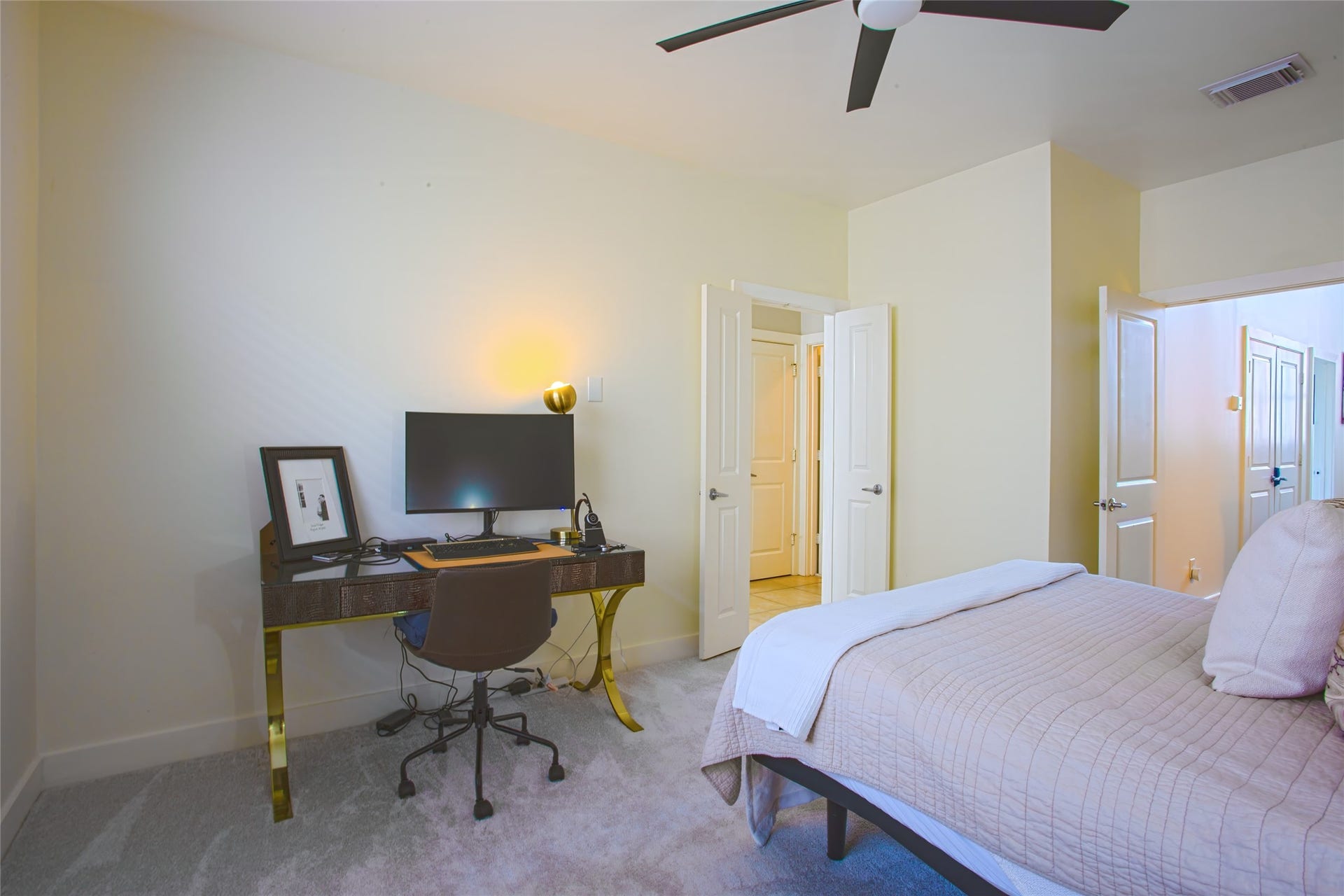 125 E 2nd Street, Houston, TX 77007 Large enough for your home office.