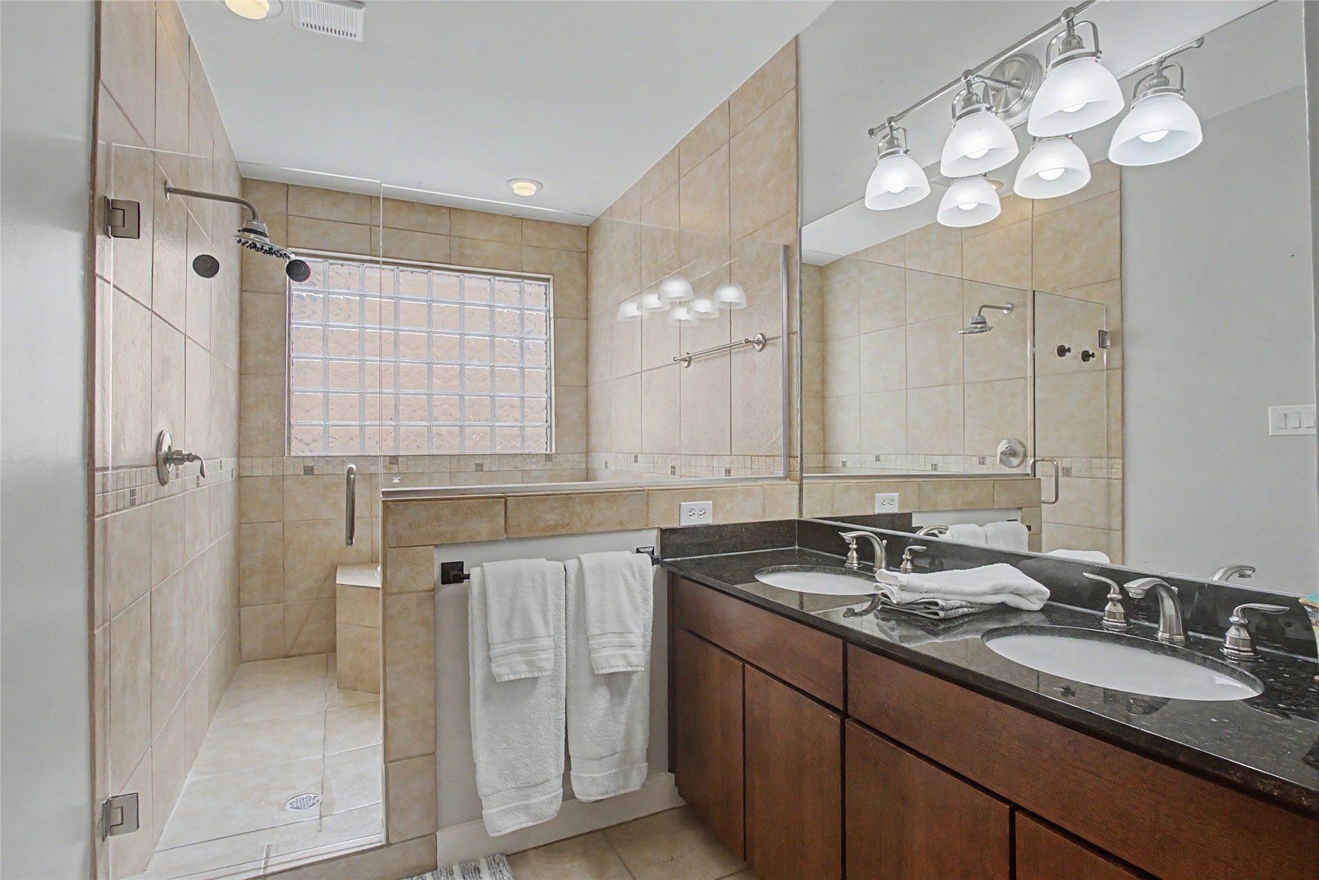 125 E 2nd Street, Houston, TX 77007 Spa-like ensuite.