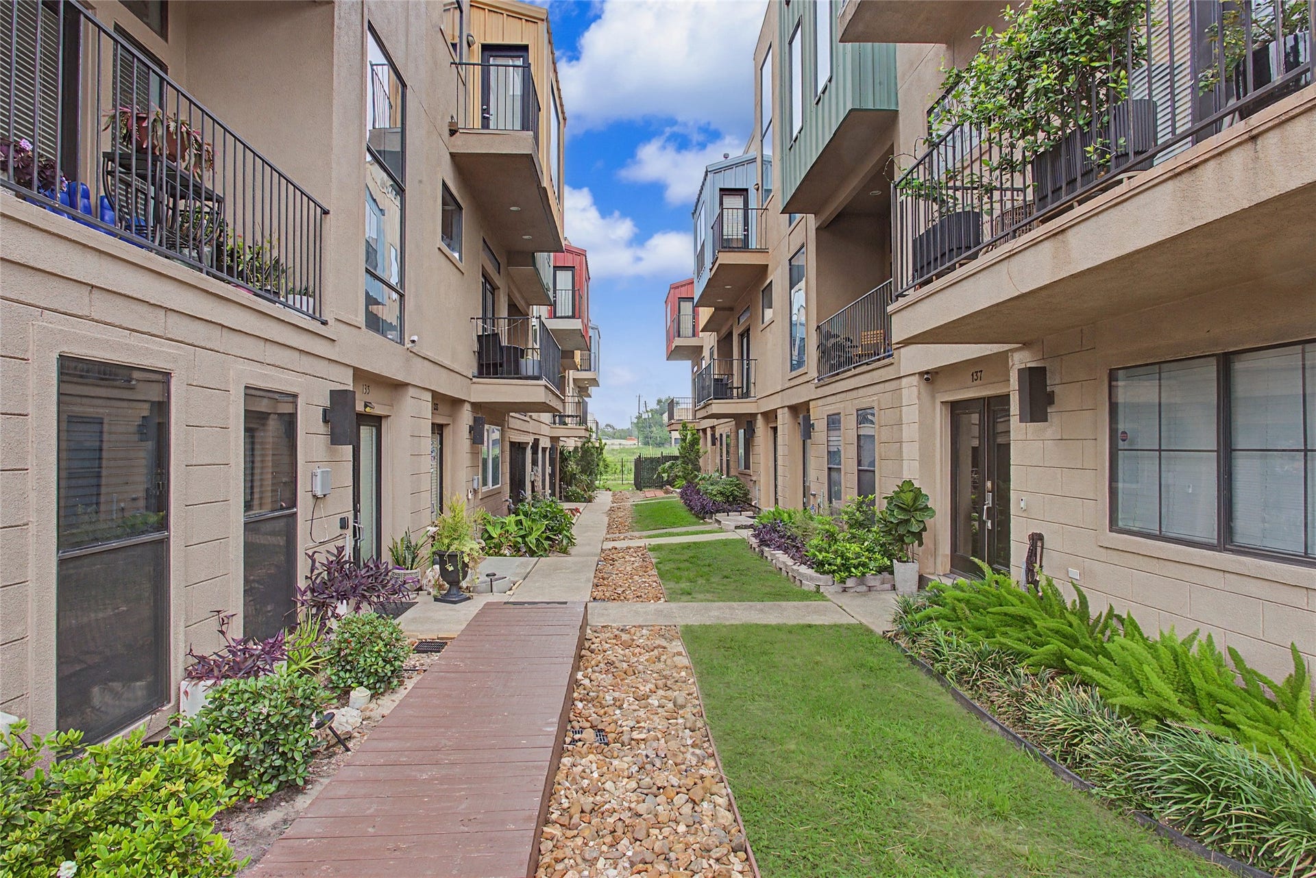 125 E 2nd Street, Houston, TX 77007 Beautiful pathway to the front of the home from 2nd Street.