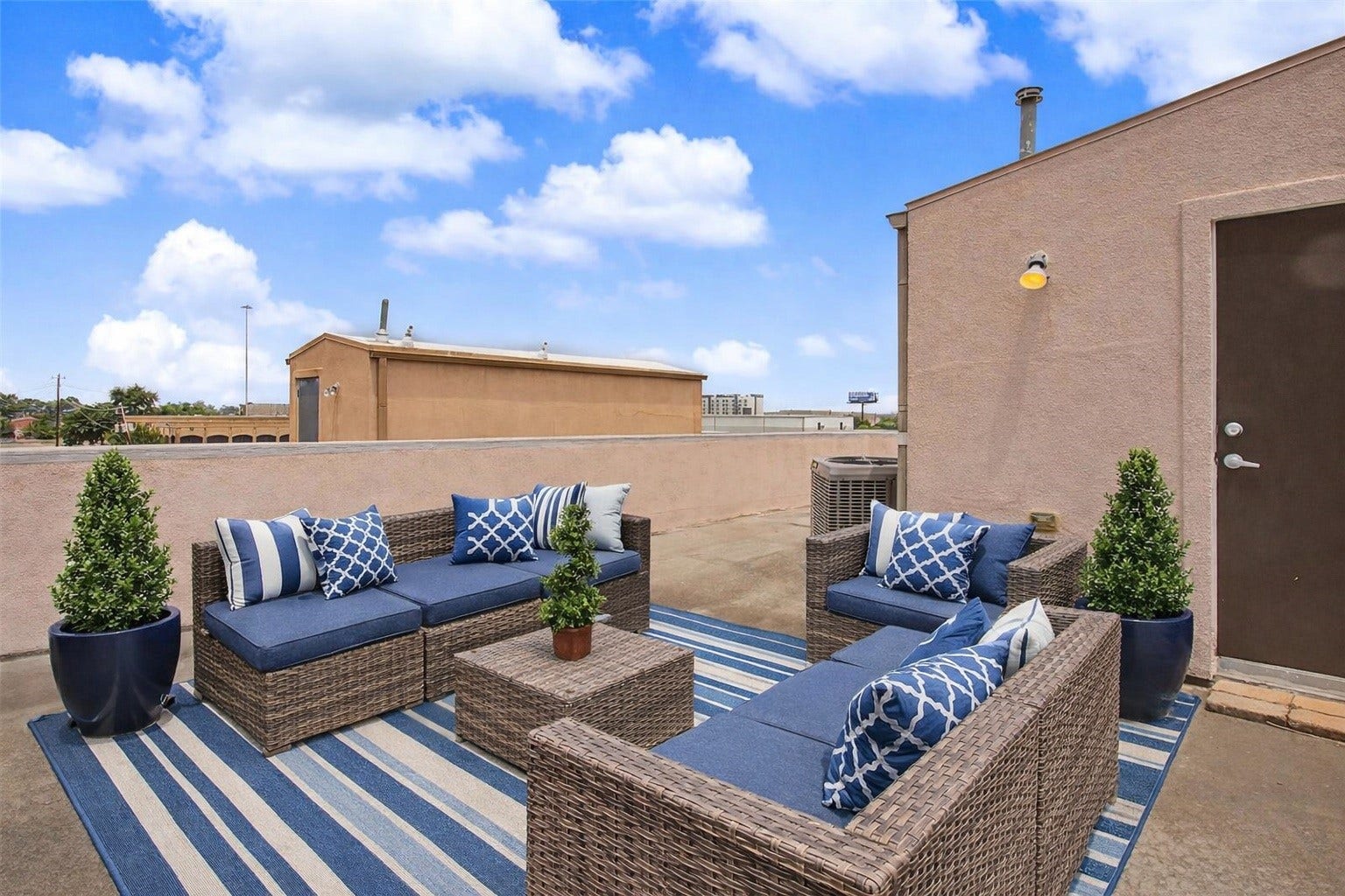 125 E 2nd Street, Houston, TX 77007 Enjoy the expansive rooftop terrace, providing ample outdoor living space and scenic views.
