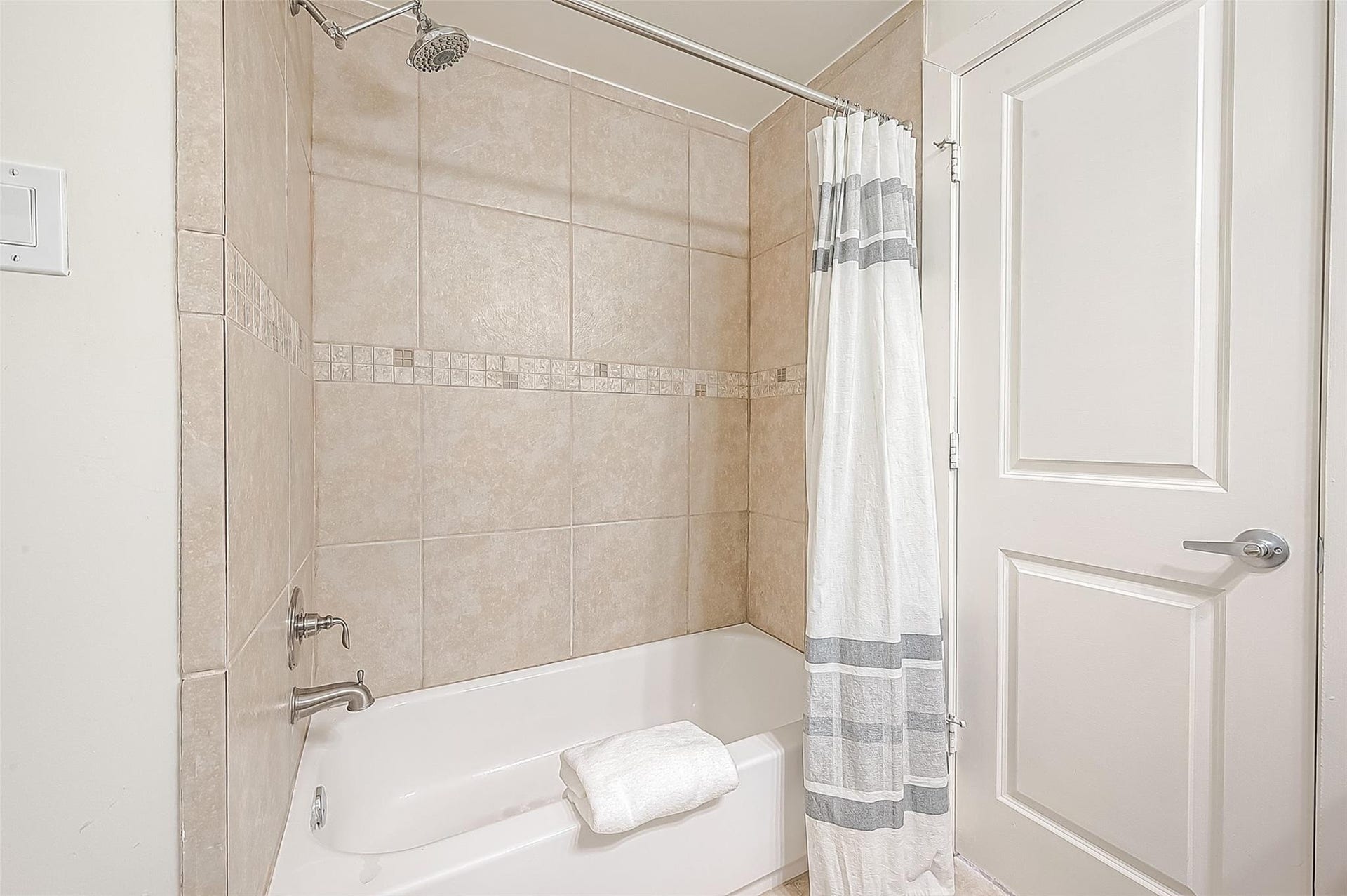 125 E 2nd Street, Houston, TX 77007 Secondary bathroom with a tub and shower.