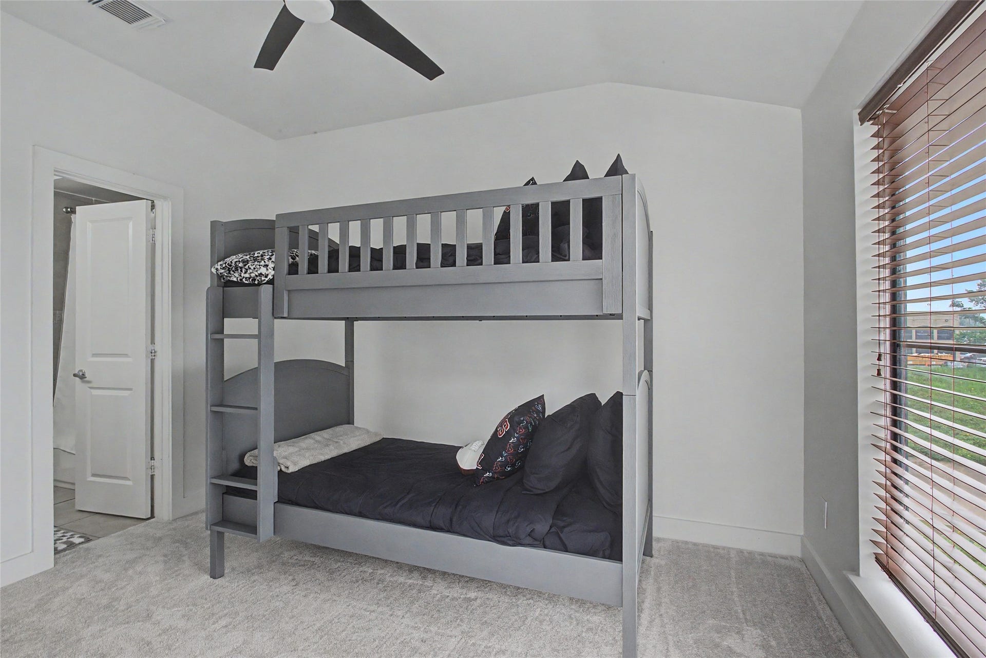 125 E 2nd Street, Houston, TX 77007 Secondary bedroom has a third balcony with views.