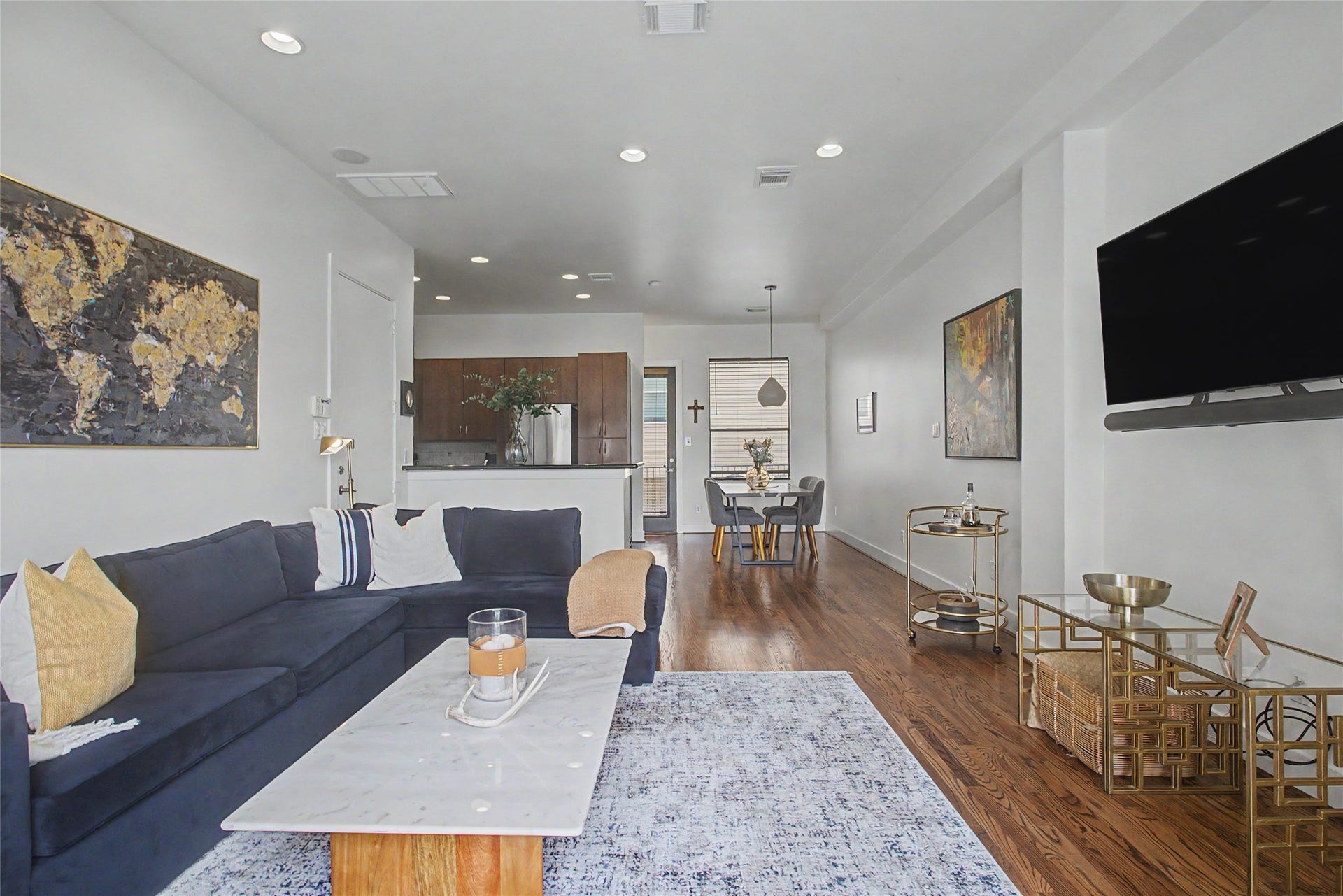125 E 2nd Street, Houston, TX 77007 Open concept living boasts high ceilings, hardwood floors, fresh interior paint and lots of natural light.