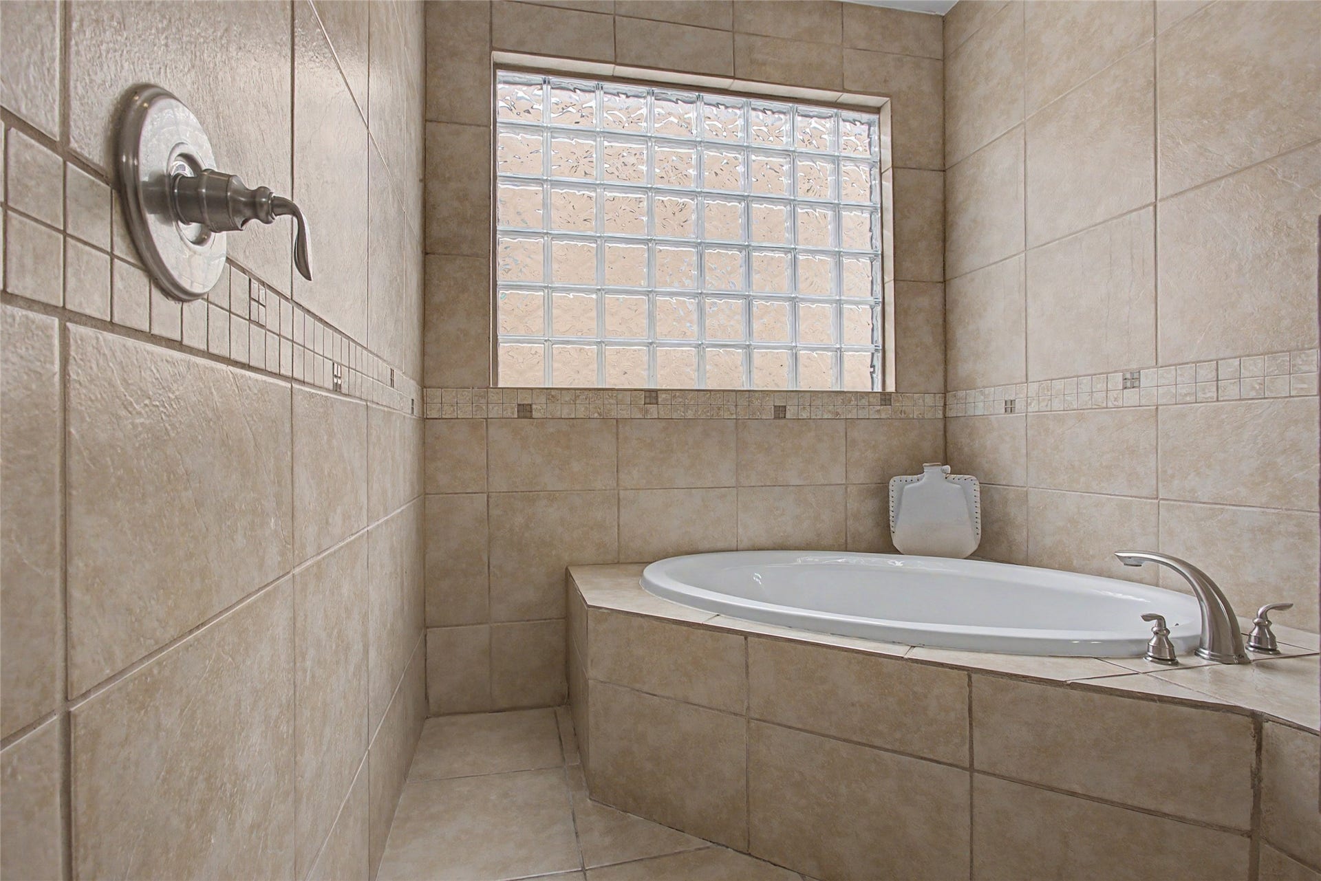 125 E 2nd Street, Houston, TX 77007 Relax in your own luxurious bath