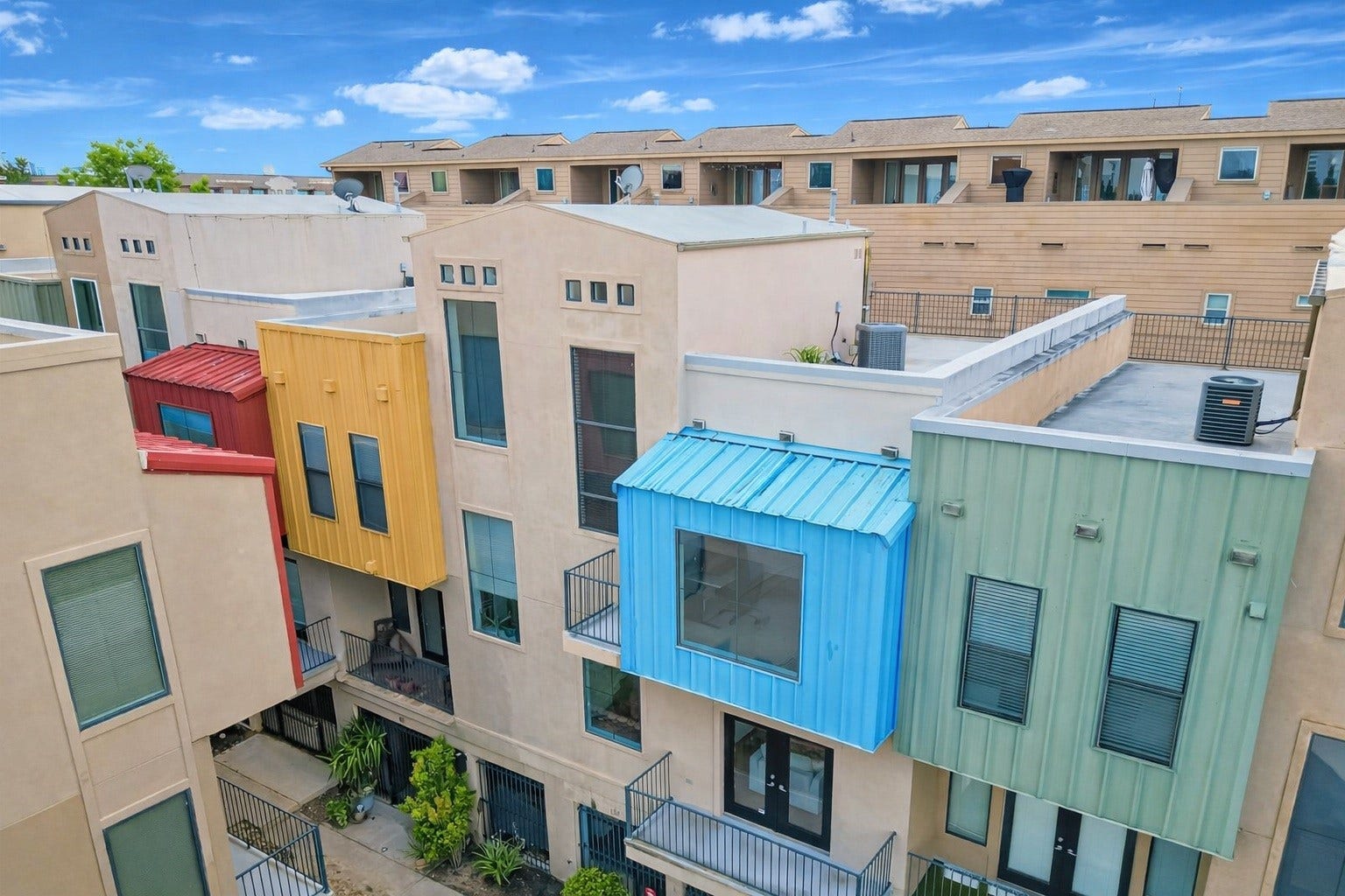 125 E 2nd Street, Houston, TX 77007 This property offers convenient access to H-E-B, Target, and a wide variety of local shopping and dining destinations.