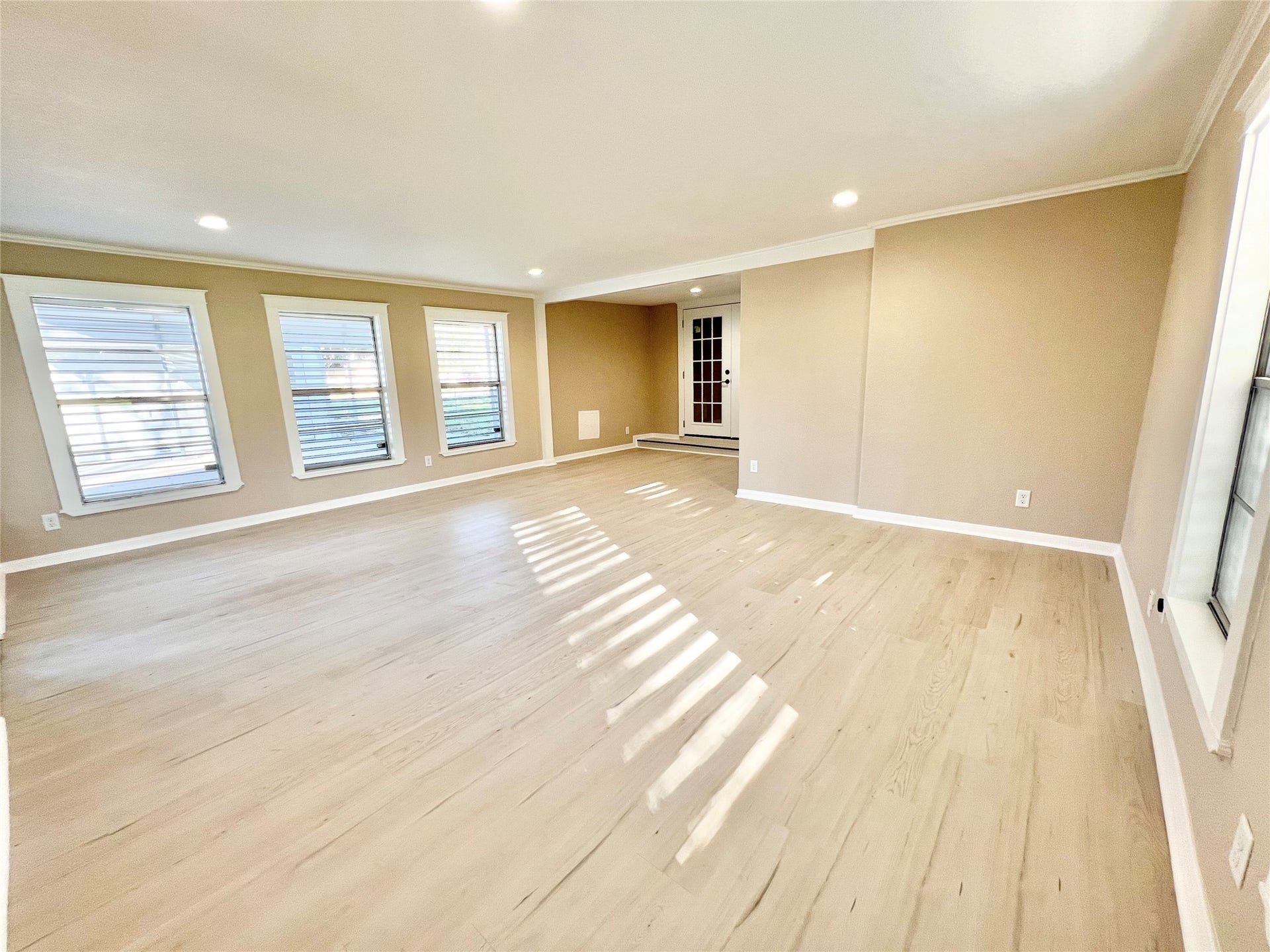 3806 Peck Street, Santa Fe, TX 77517 View of the giant Flex room with lots of natural light, great Sunroom, new LED lighting put in recently too.