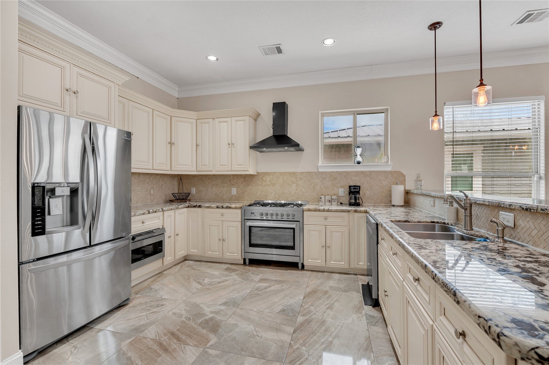 615 29th Street, San Leon, TX 77539 615 29th Street, San Leon, TX 77539