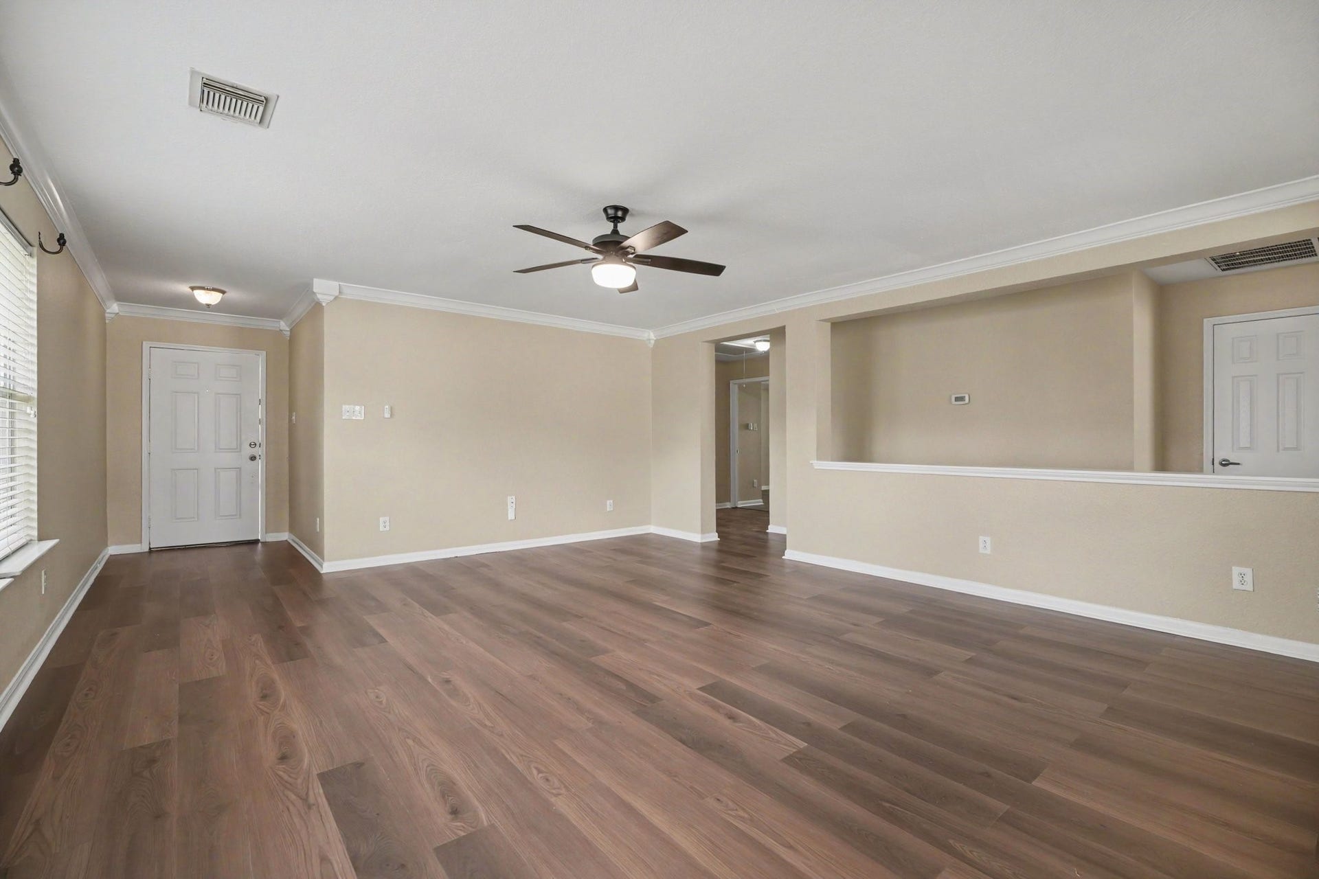 4750 Quiet Canyon Drive, Friendswood, TX 77546 Large Living Room