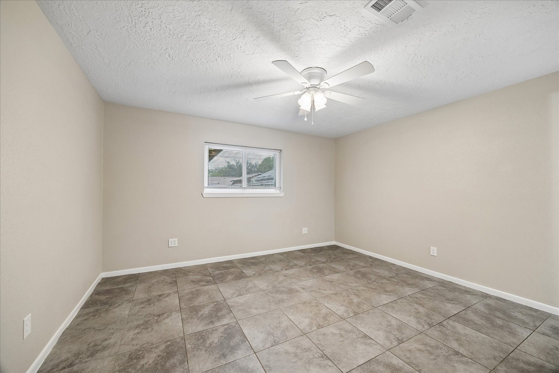 1110 E Rutgers Lane, Deer Park, TX 77536 Primary bedroom.