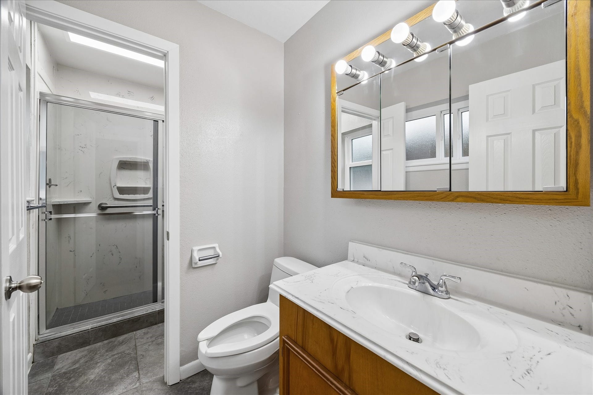1110 E Rutgers Lane, Deer Park, TX 77536 Half bathroom off of full bathroom and with access to the primary bedroom.