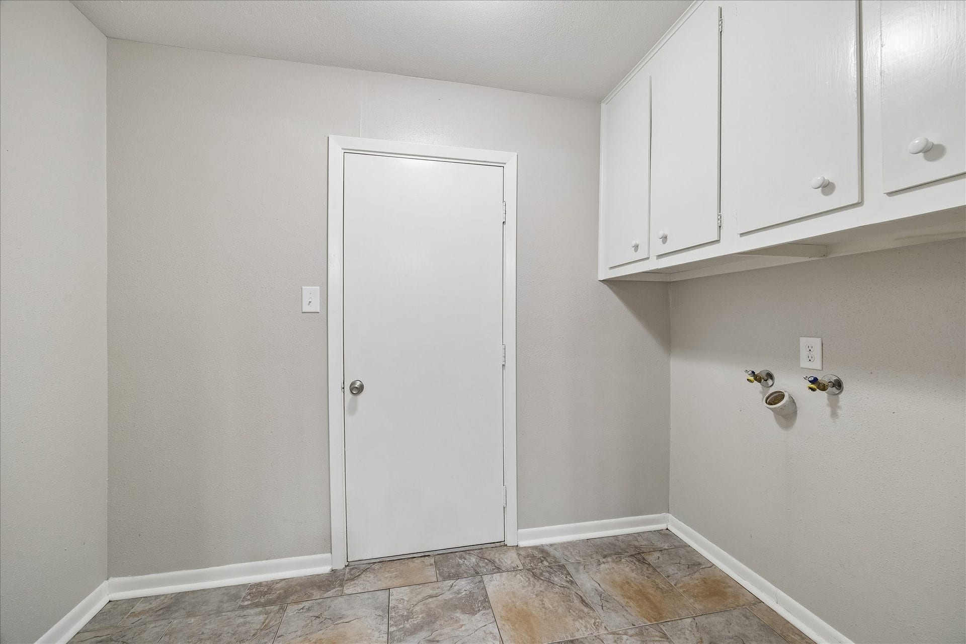 1110 E Rutgers Lane, Deer Park, TX 77536 Off of the breakfast area is the laundry room with washer and dryer hookups as well as storage. The garage door is off of the laundry room.