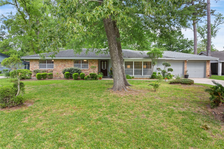 Property photo for 1301 Plantation Drive, Dickinson, TX