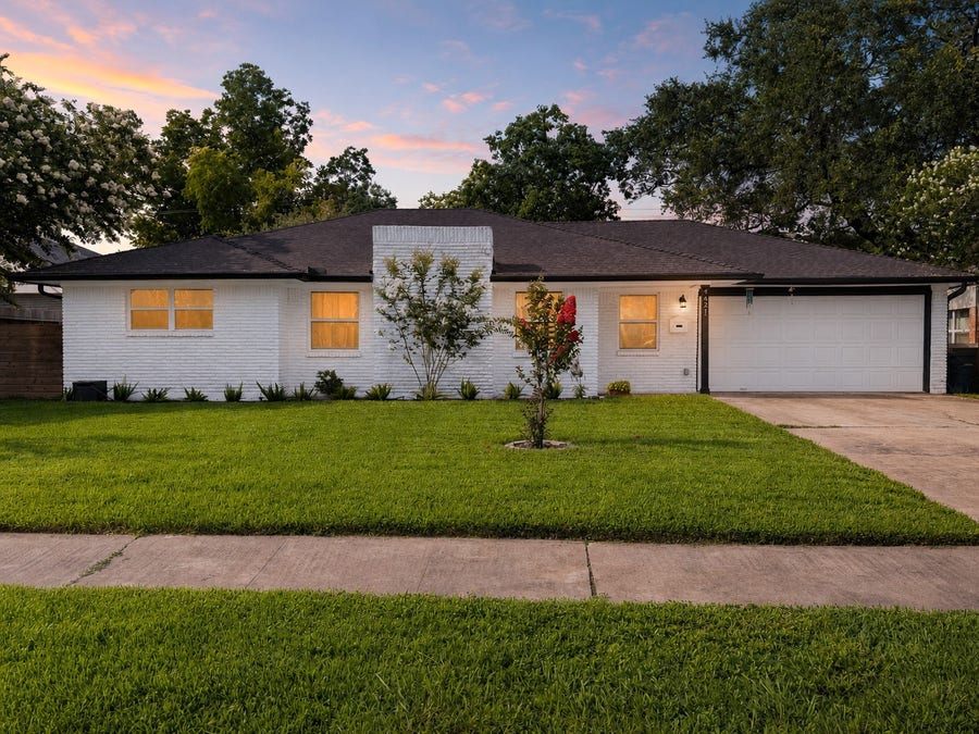Property photo for 4621 Briarbend Drive, Houston, TX