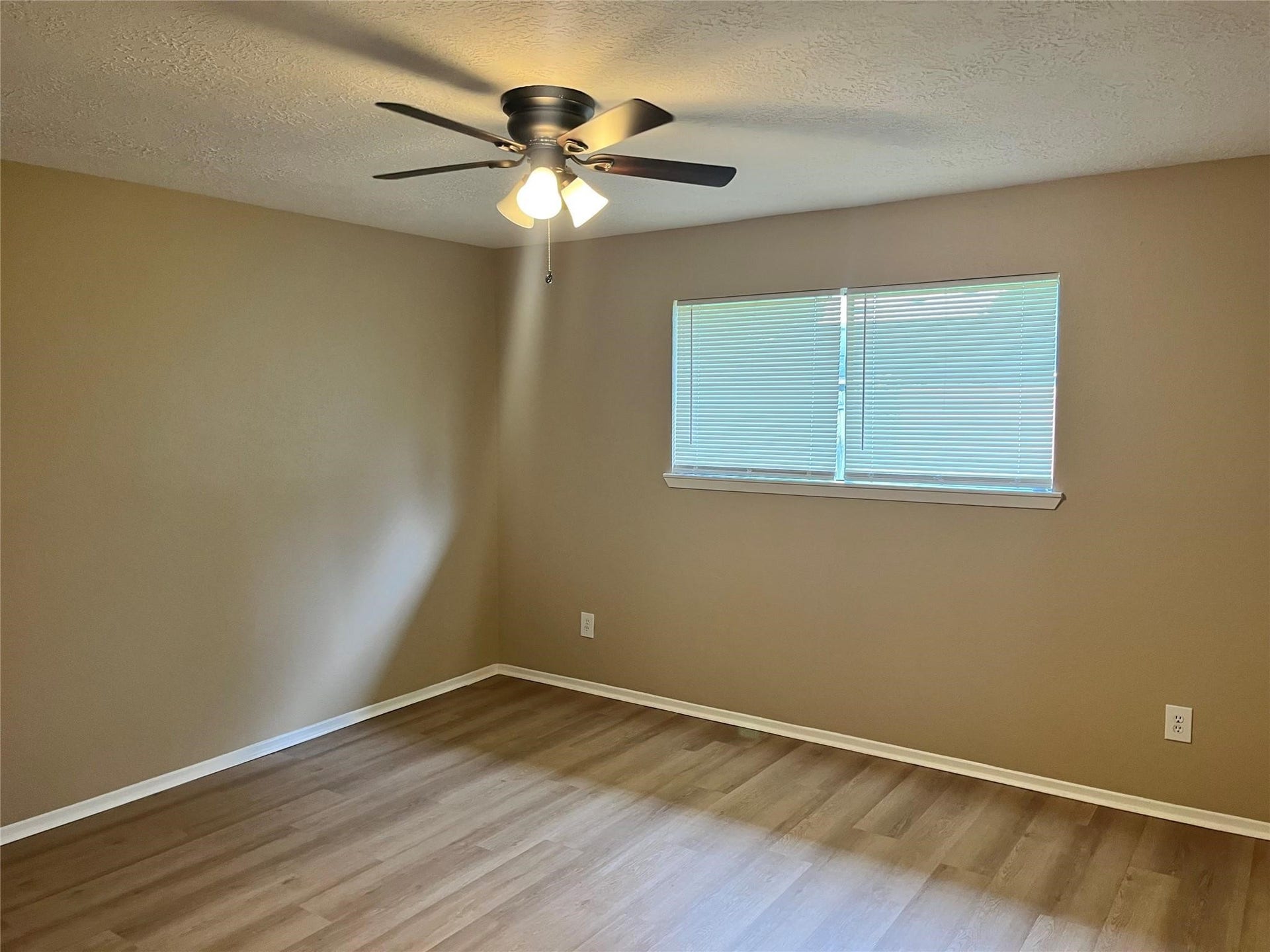 9910 Stonemont Road, La Porte, TX 77571 9910 Stonemont Road, La Porte, TX 77571