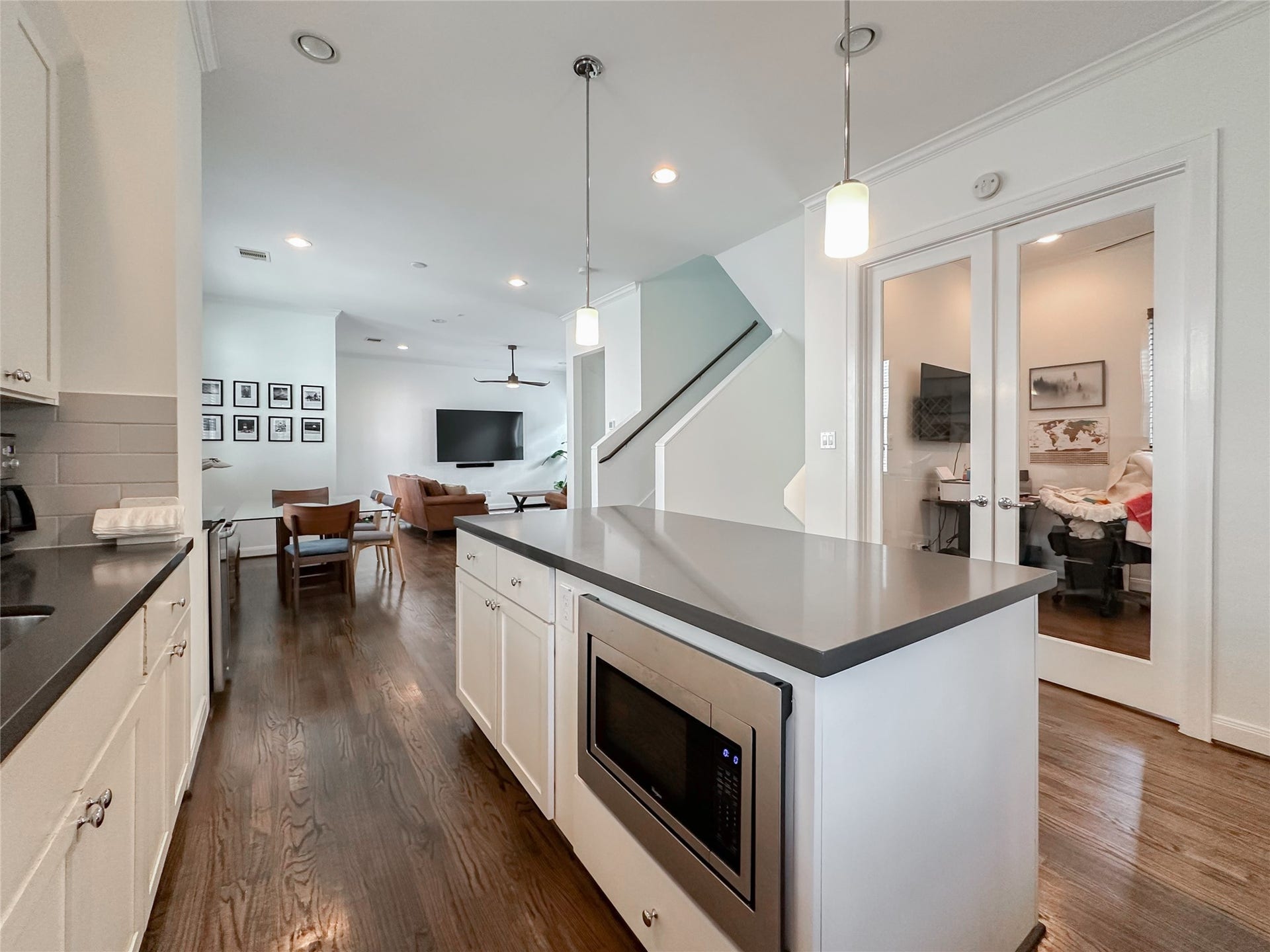 2 Hermann Park Court, Houston, TX 77021 Microwave included