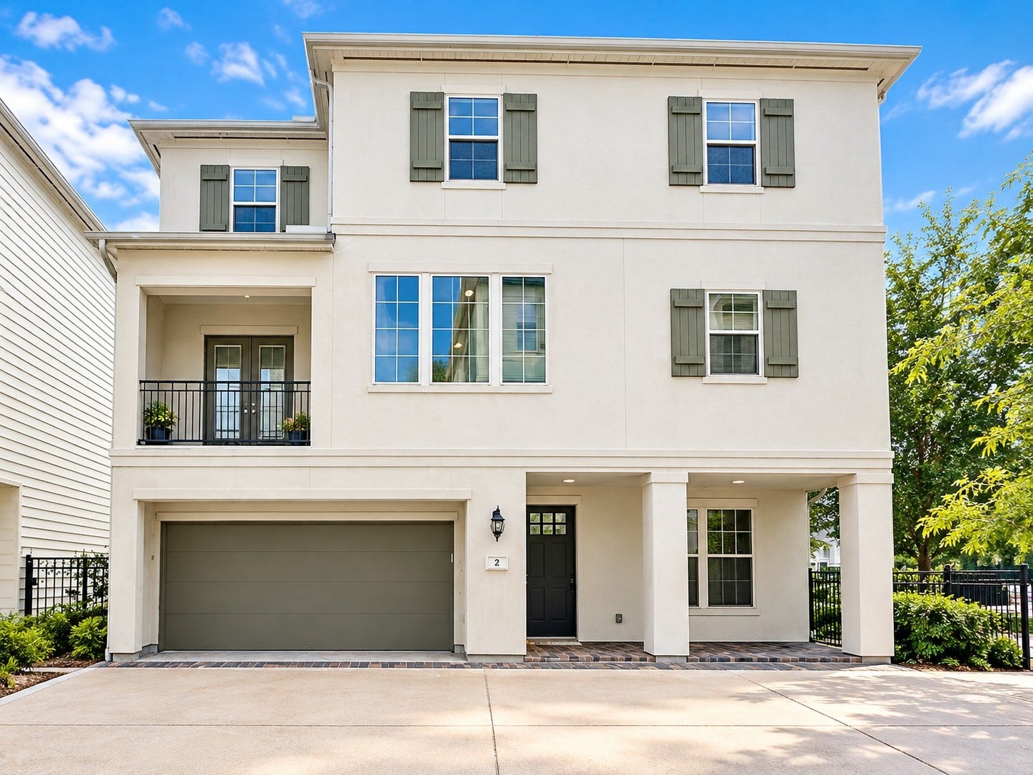 2 Hermann Park Court, Houston, TX 77021 Front with two car garage