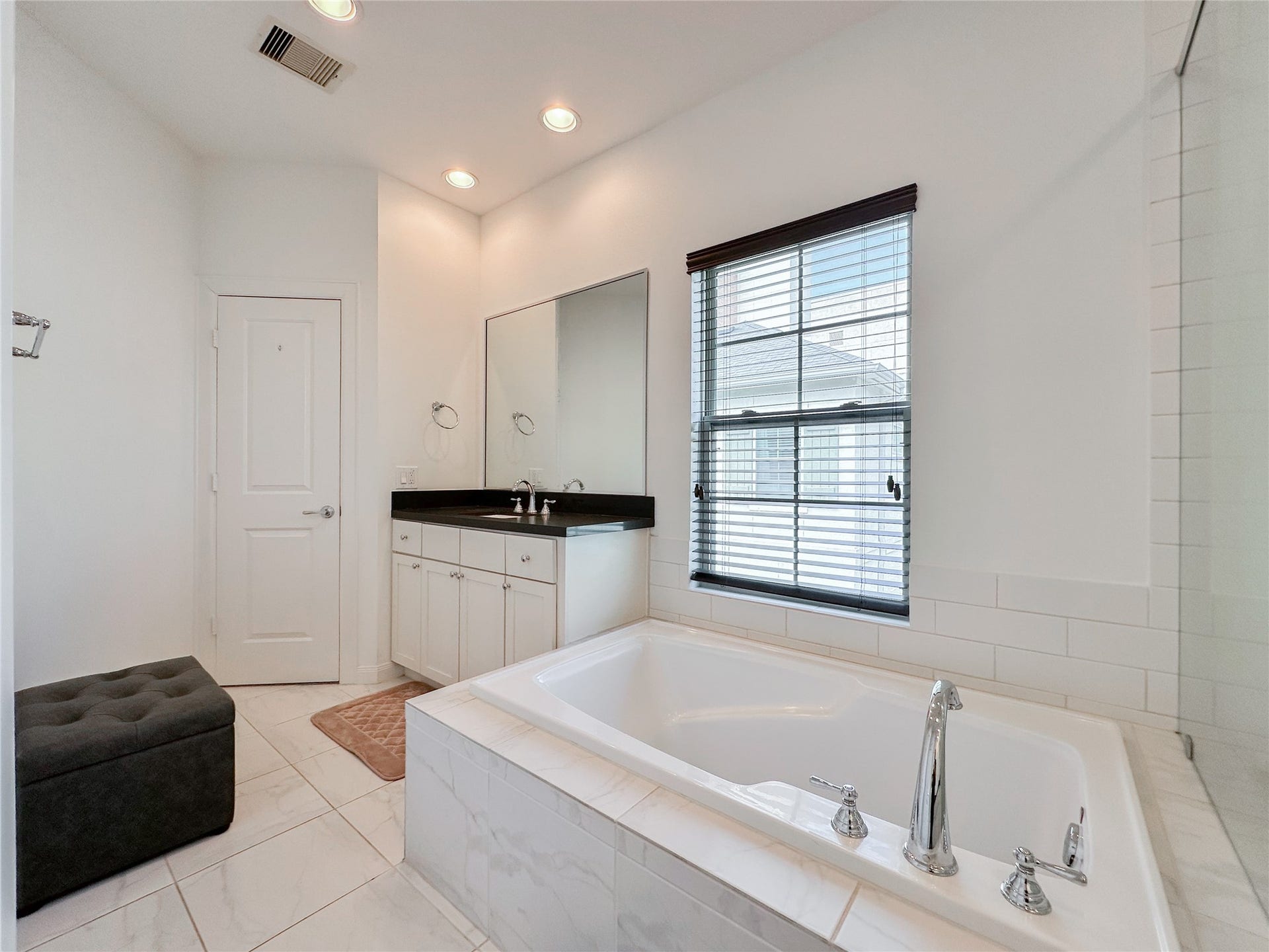 2 Hermann Park Court, Houston, TX 77021 Primary Bathroom