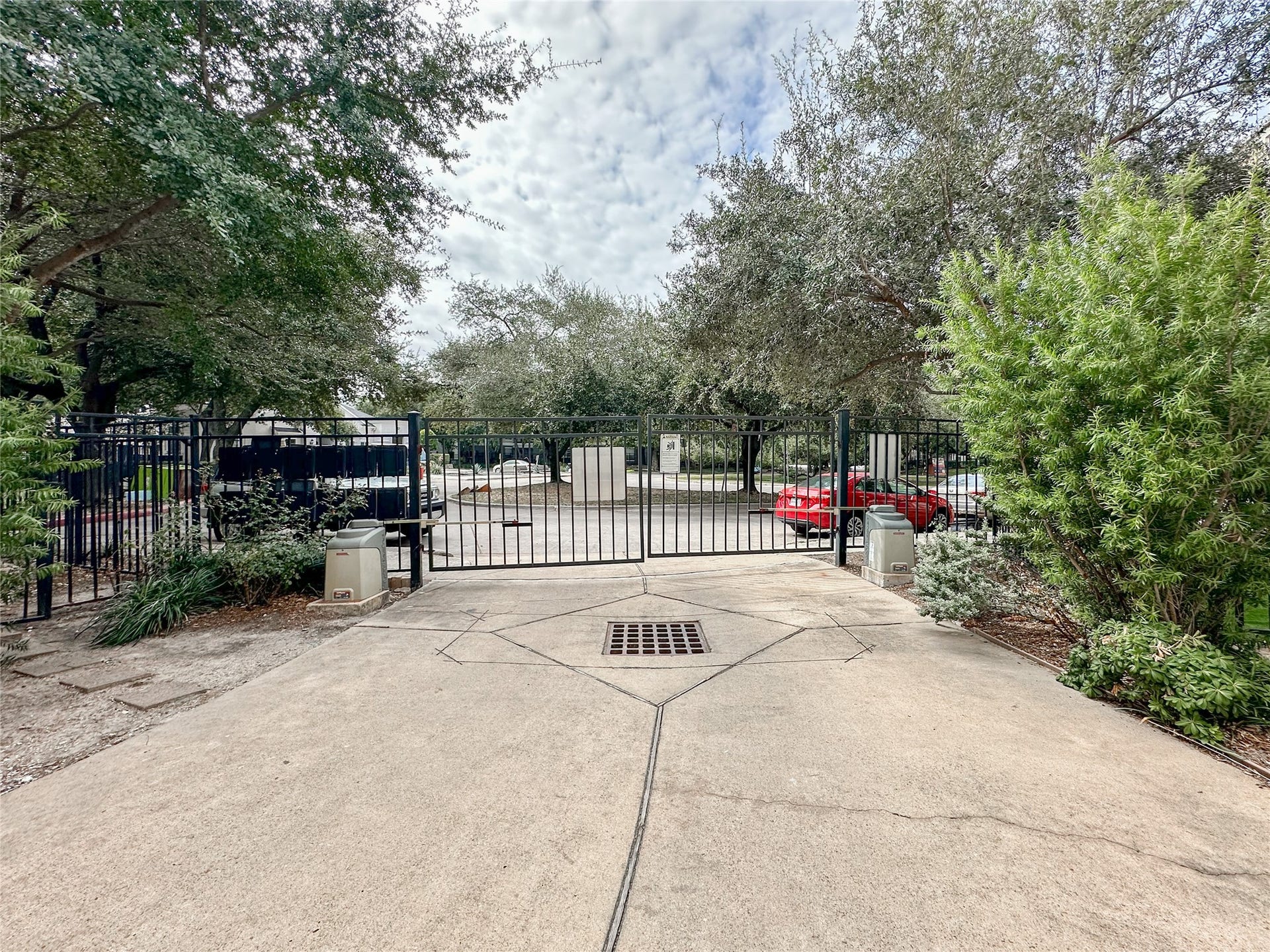 2 Hermann Park Court, Houston, TX 77021 Automatic gate