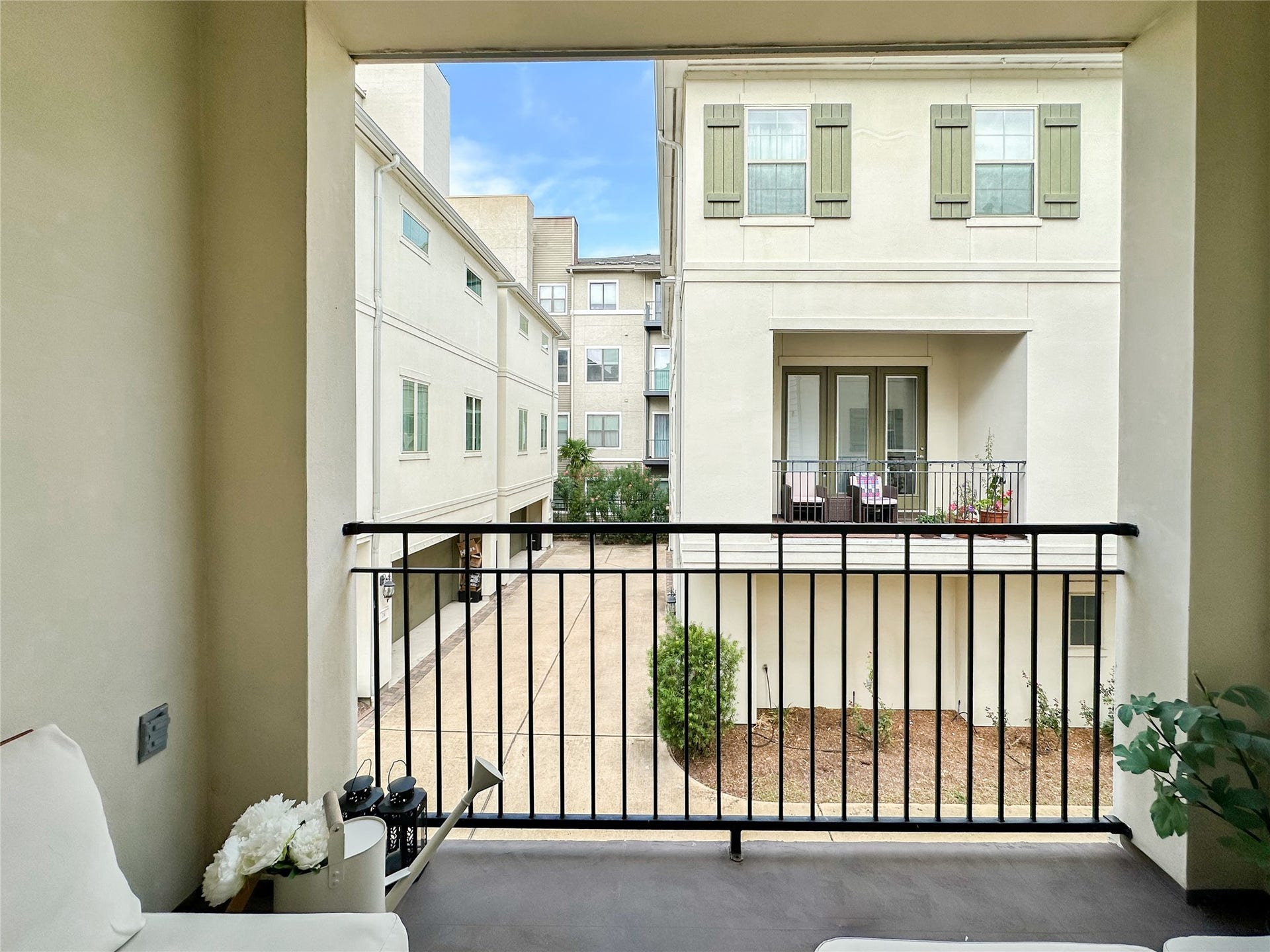 2 Hermann Park Court, Houston, TX 77021 Balcony on second floor