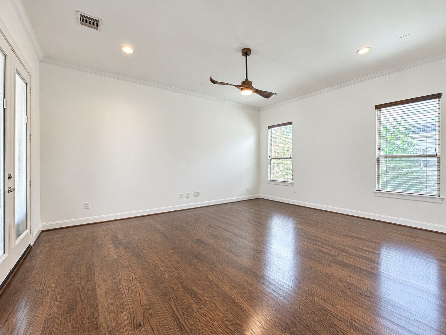 2 Hermann Park Court, Houston, TX 77021 Lots of natural light