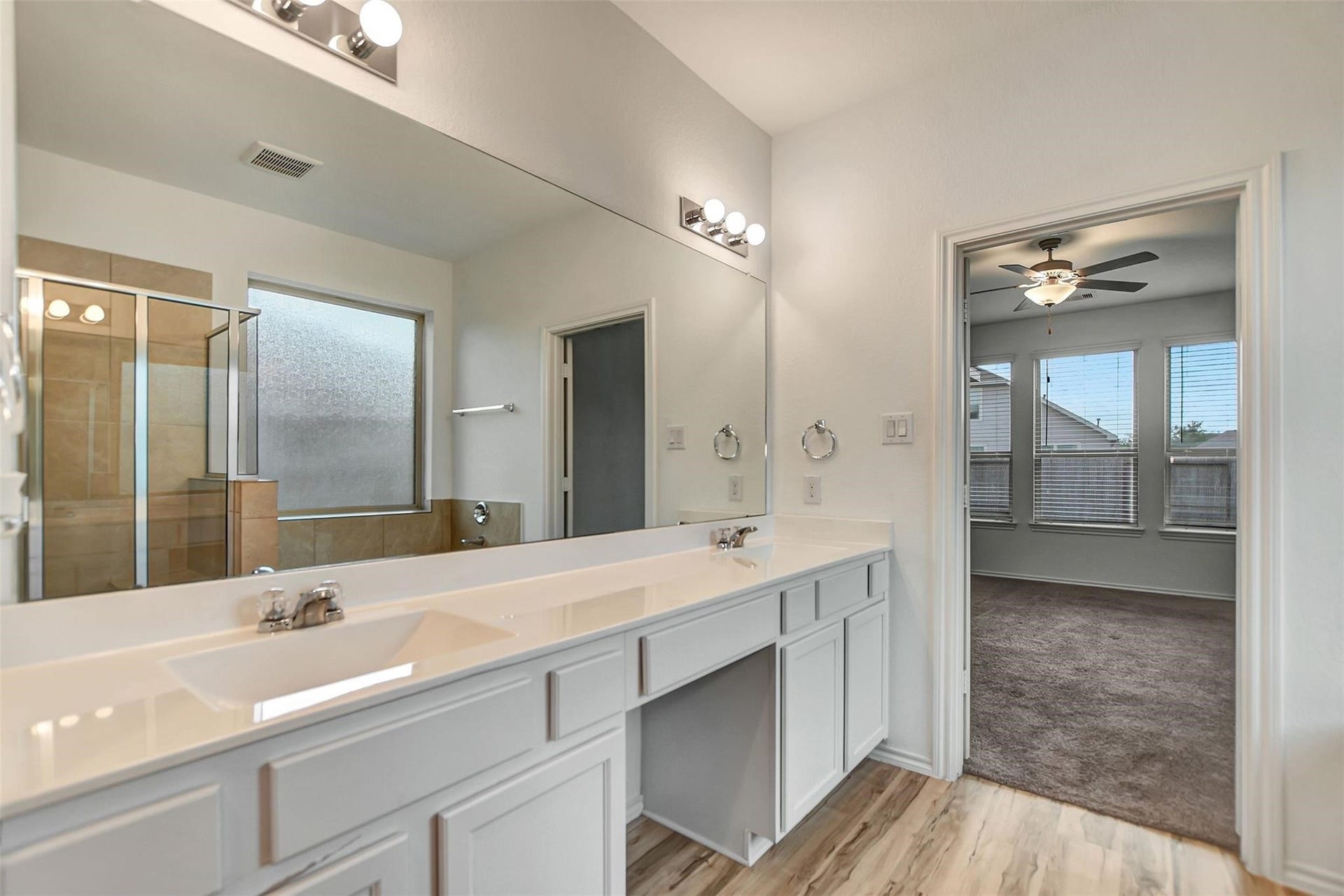 4327 Oakdale Mist Drive, Dickinson, TX 77539 Master Bathroom