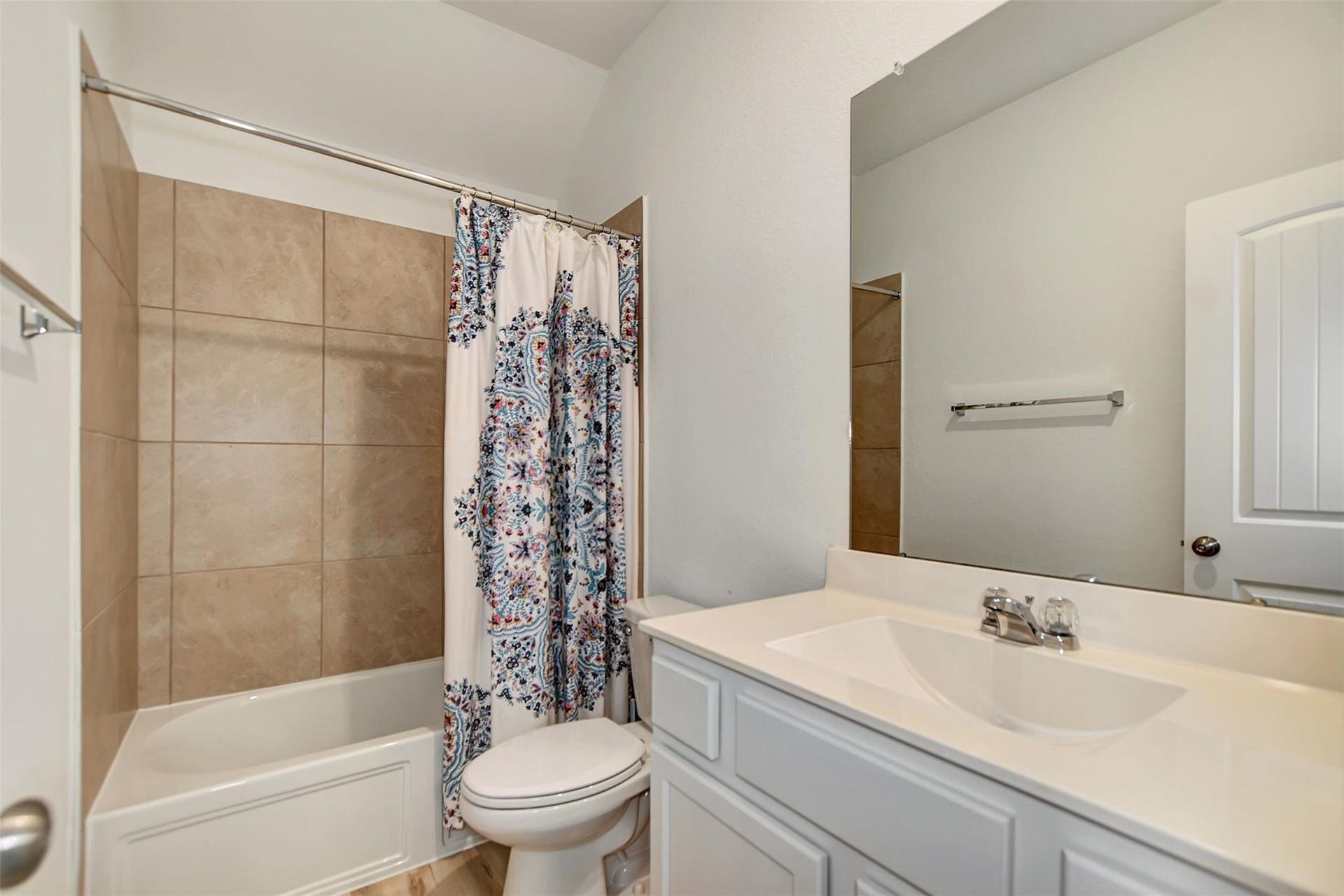 4327 Oakdale Mist Drive, Dickinson, TX 77539 Full Bathroom #2 Upstairs