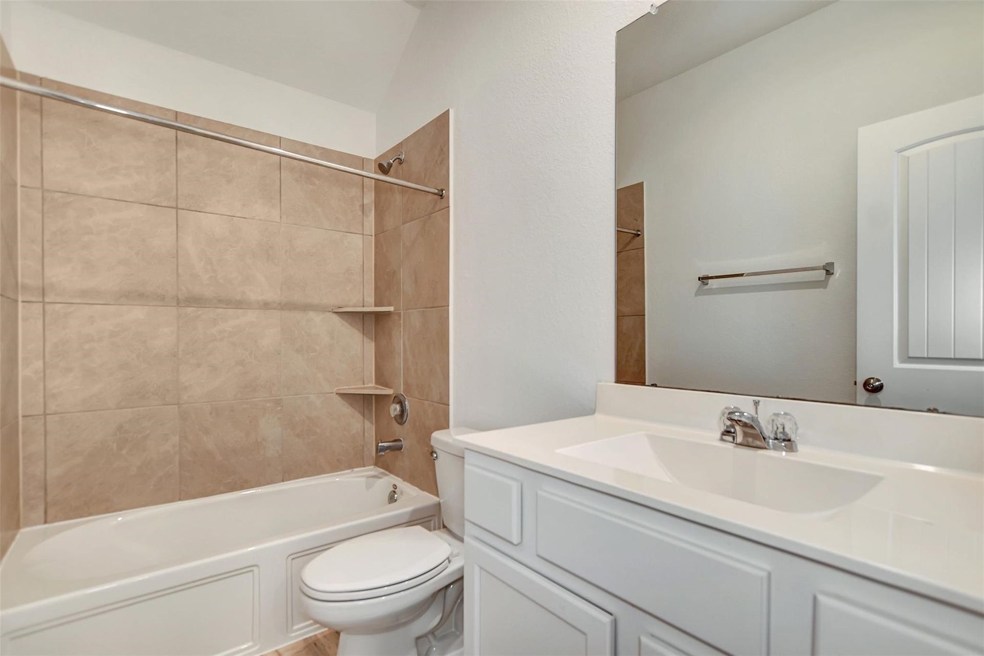 4327 Oakdale Mist Drive, Dickinson, TX 77539 Full Bathroom #3 Upstairs