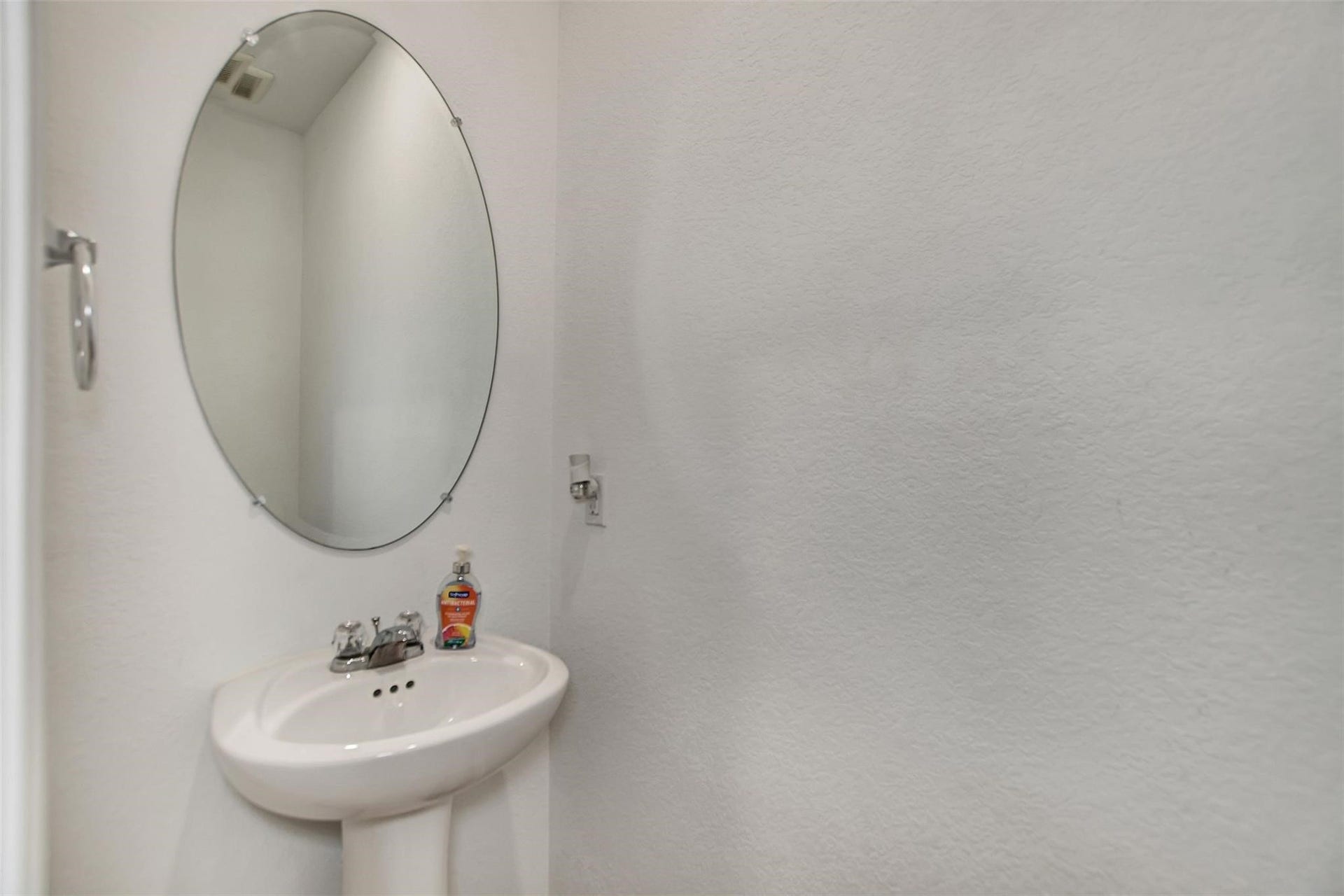 4327 Oakdale Mist Drive, Dickinson, TX 77539 Powder Room Downstairs