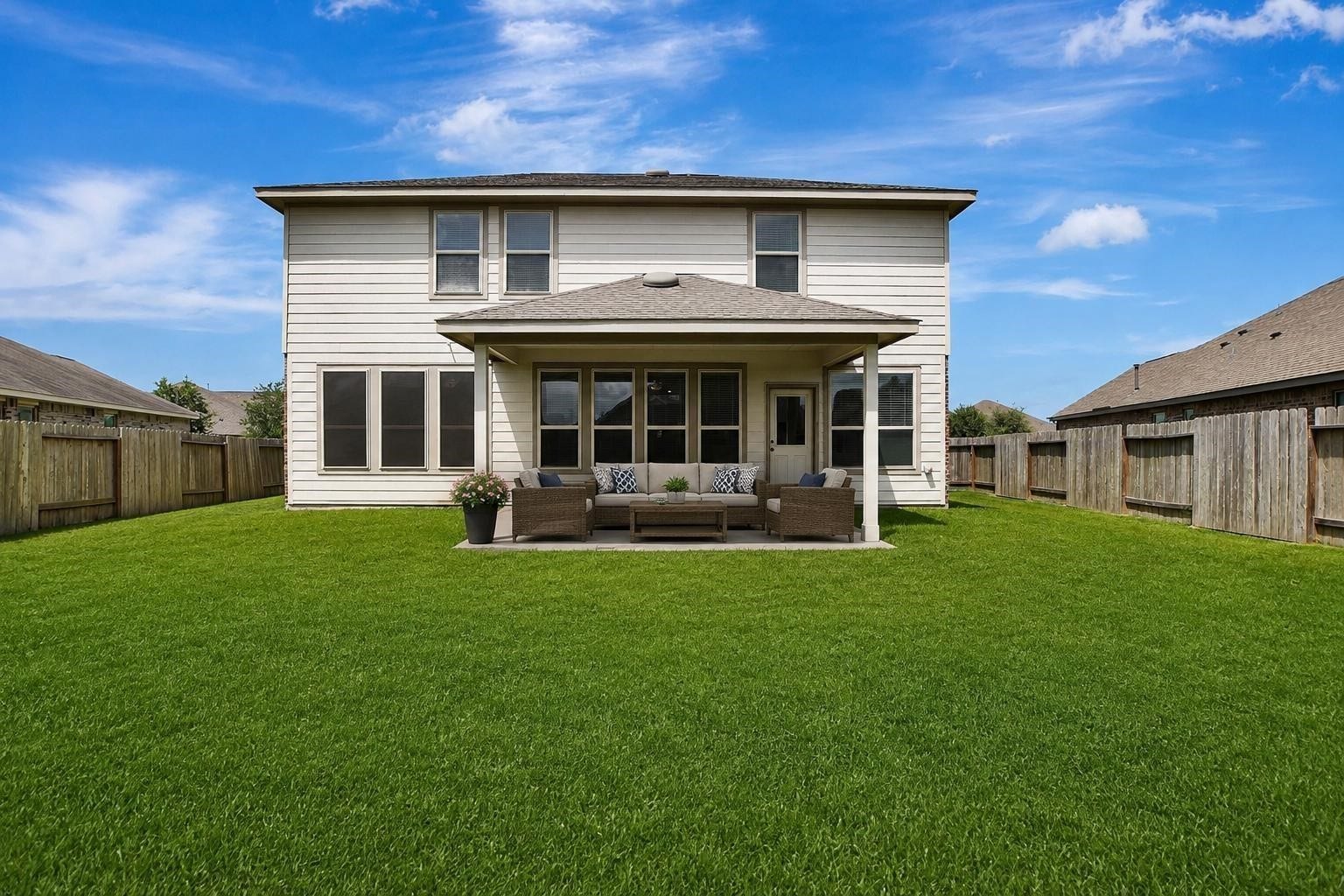 4327 Oakdale Mist Drive, Dickinson, TX 77539 Virtually Staged Patio Set
