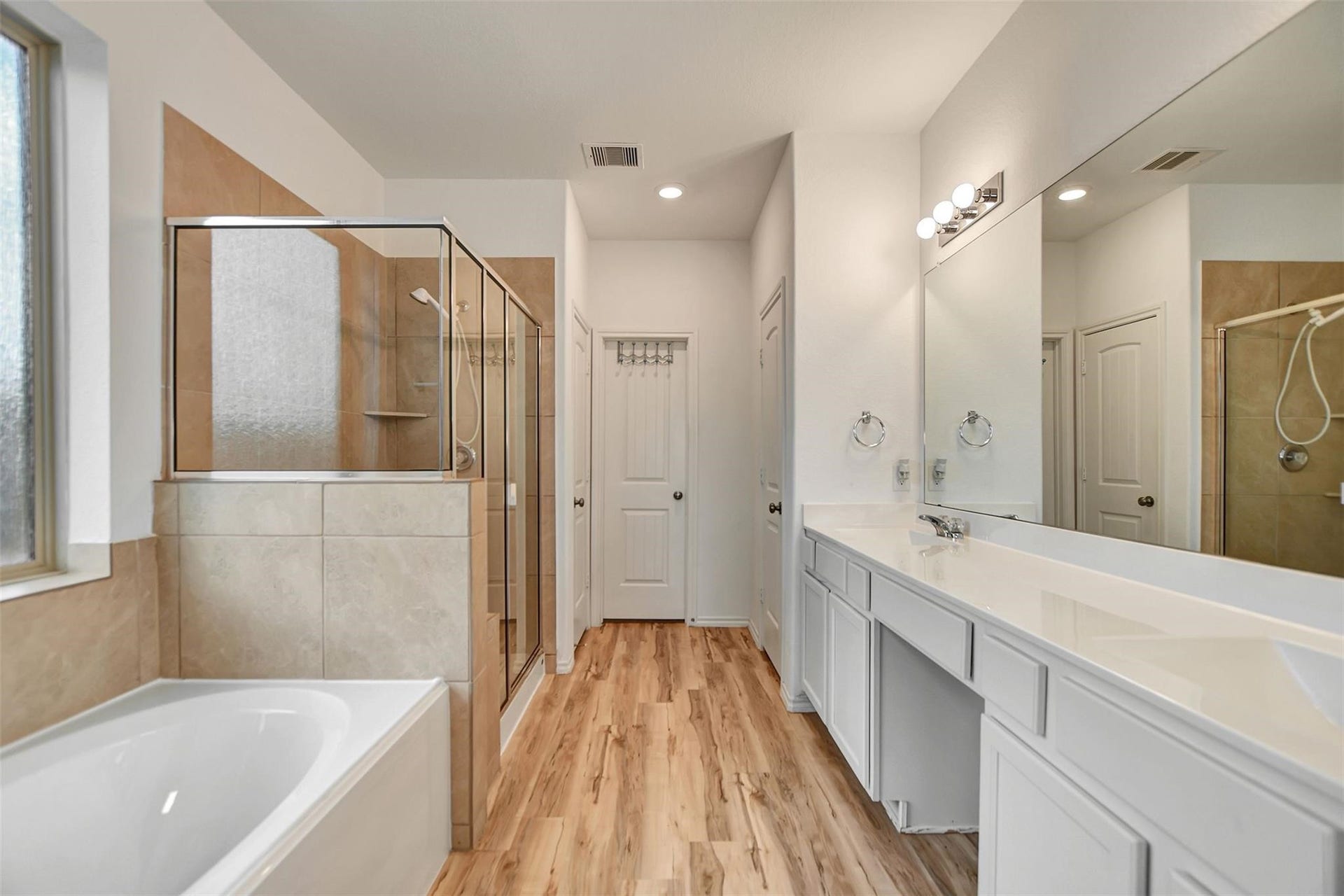 4327 Oakdale Mist Drive, Dickinson, TX 77539 Master Bathroom