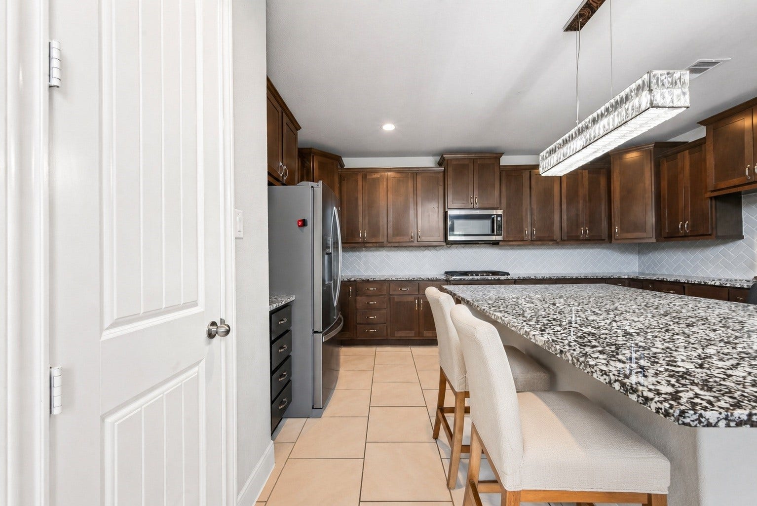 3514 Hampton Landing Court, Katy, TX 77494 Extra large kitchen that will accommodate the pickiest chef!